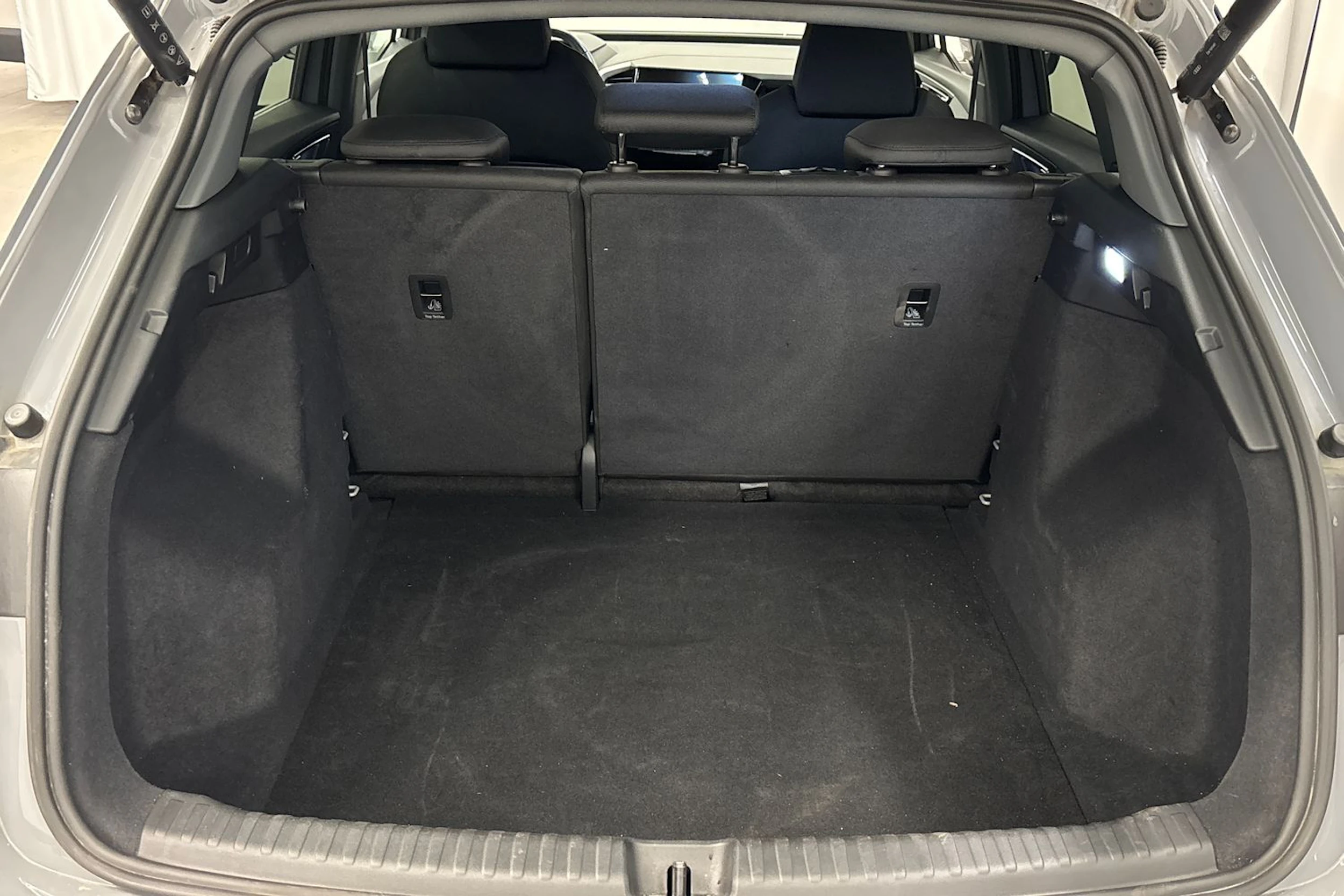 harmaa Audi Q4 e-tron 2023 kuva 12.