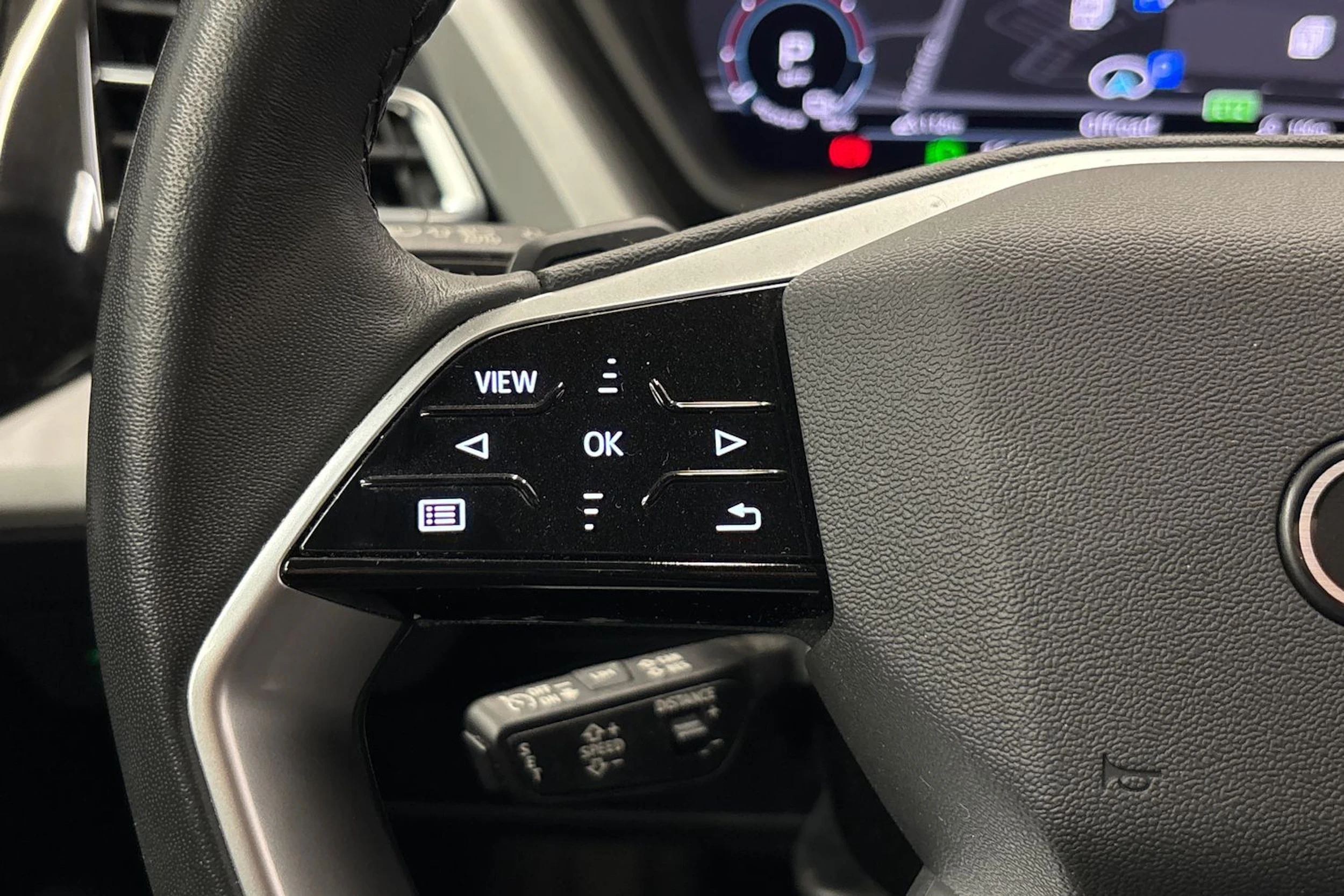 harmaa Audi Q4 e-tron 2023 kuva 16.