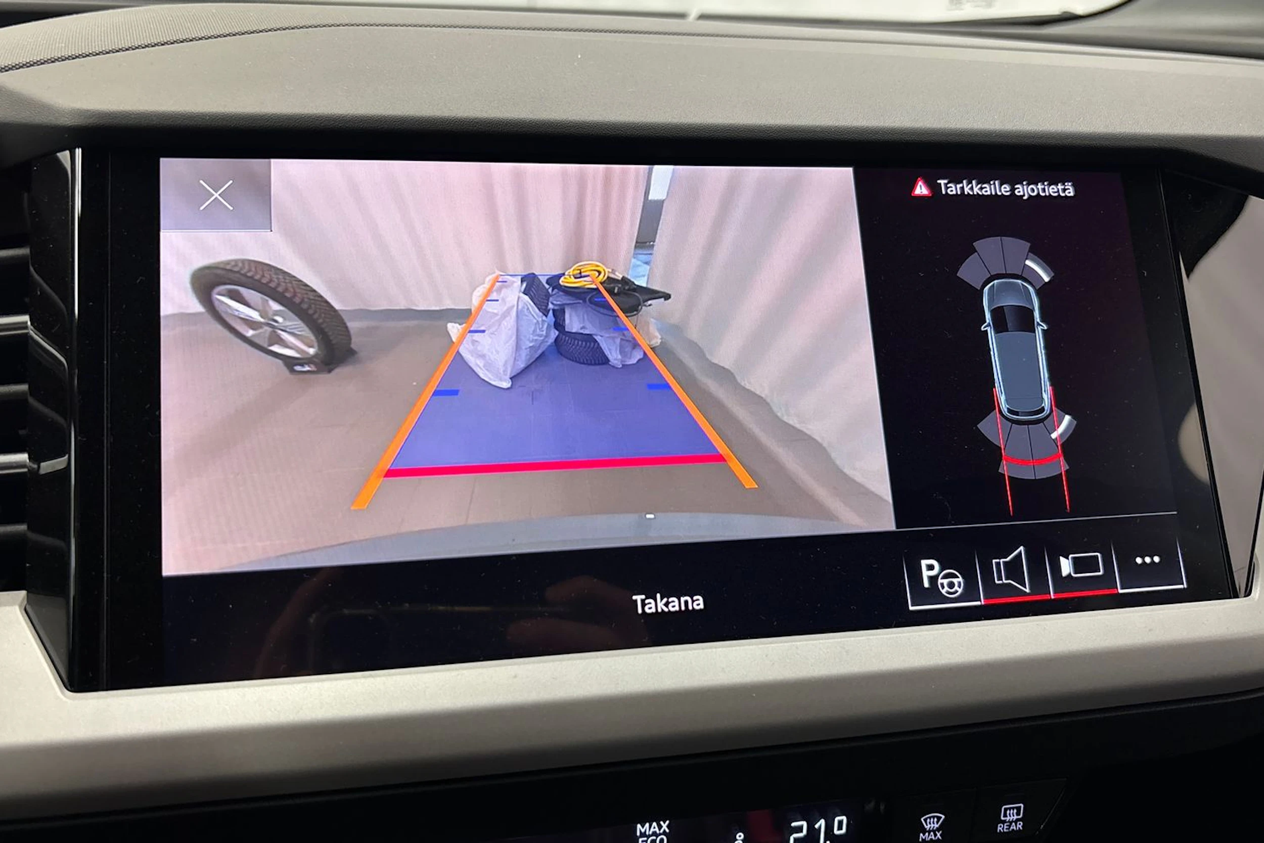 harmaa Audi Q4 e-tron 2023 kuva 21.