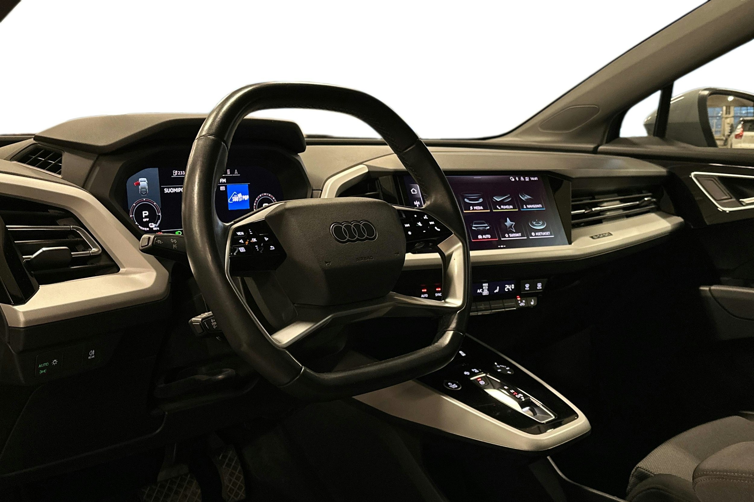 harmaa Audi Q4 e-tron 2023 kuva 3.