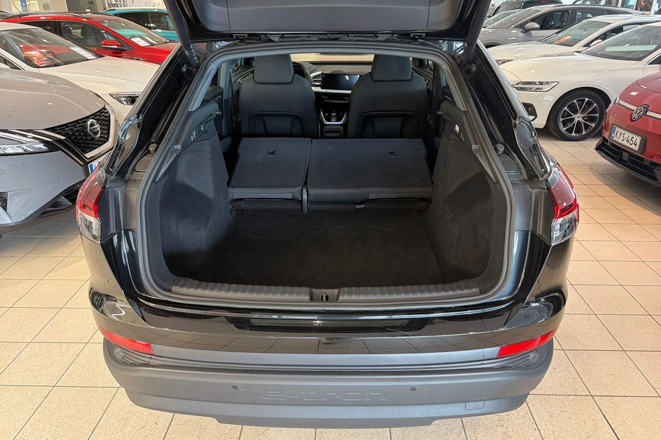musta Audi Q4 e-tron 2023 kuva 13.