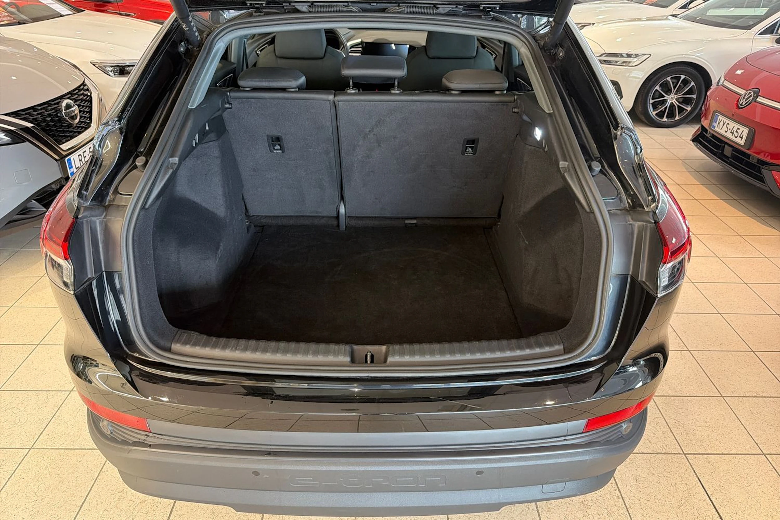 musta Audi Q4 e-tron 2023 kuva 14.