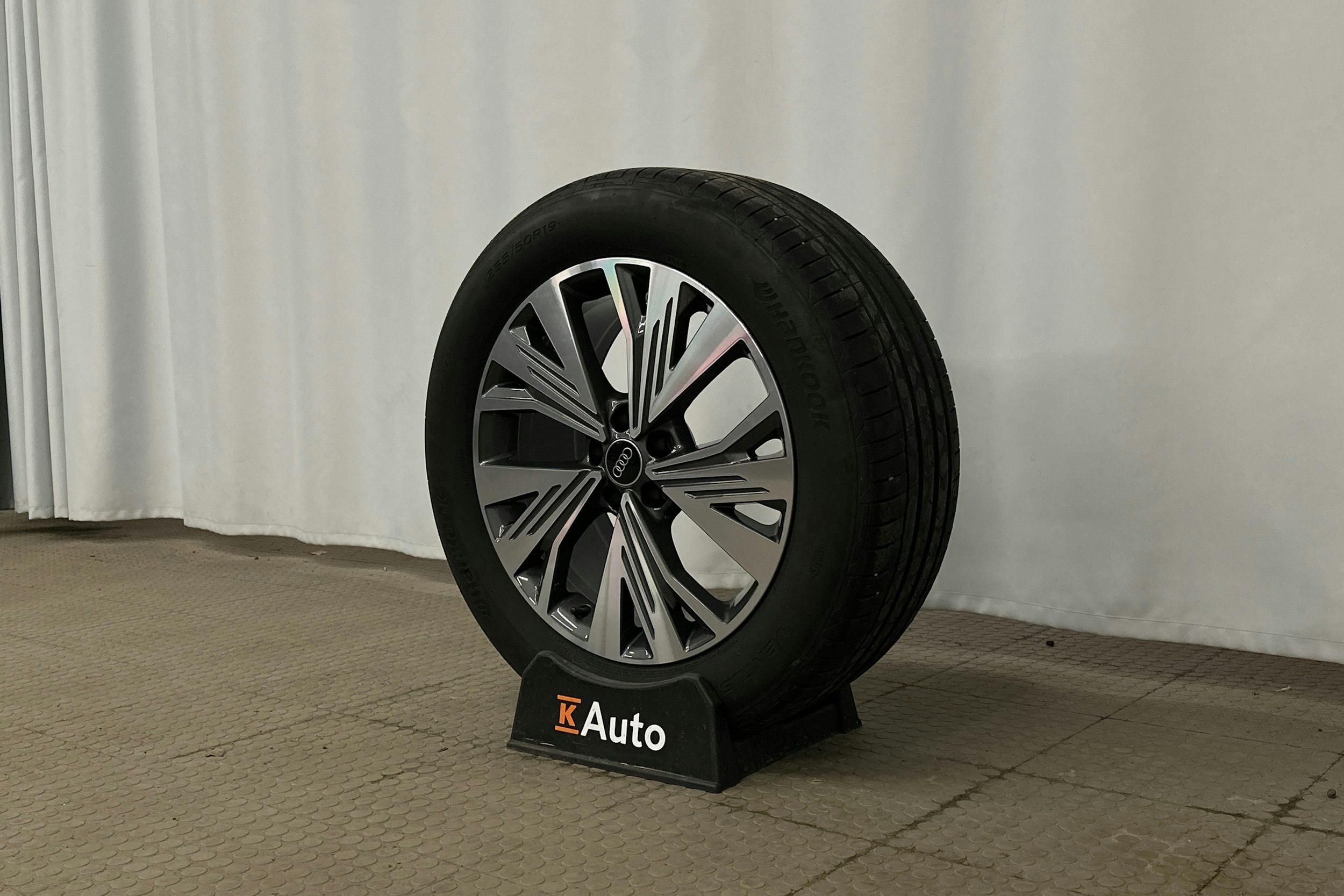 musta Audi Q4 e-tron 2023 kuva 13.