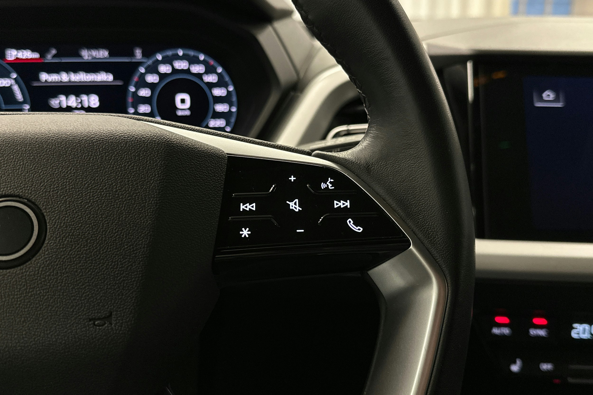 musta Audi Q4 e-tron 2023 kuva 15.