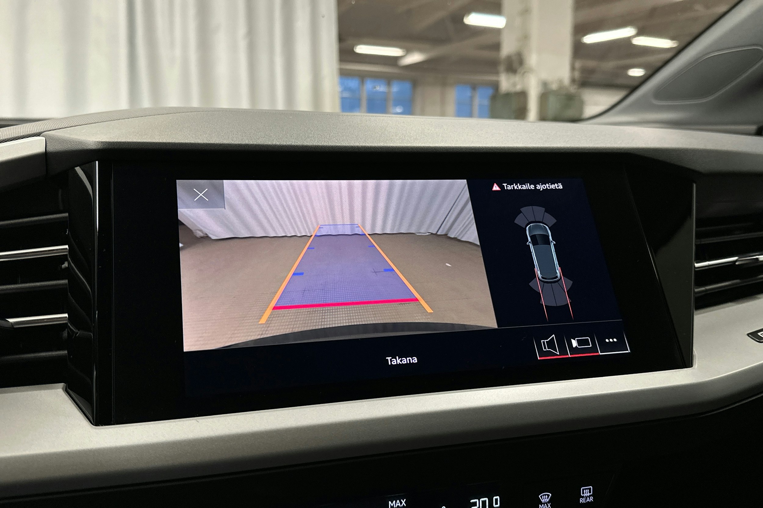 musta Audi Q4 e-tron 2023 kuva 18.