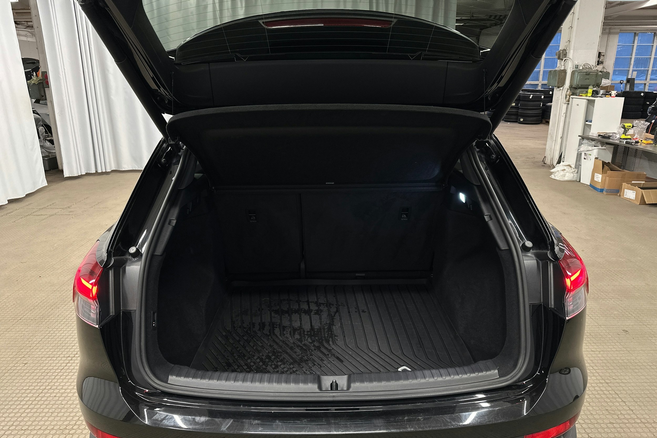 musta Audi Q4 e-tron 2023 kuva 25.