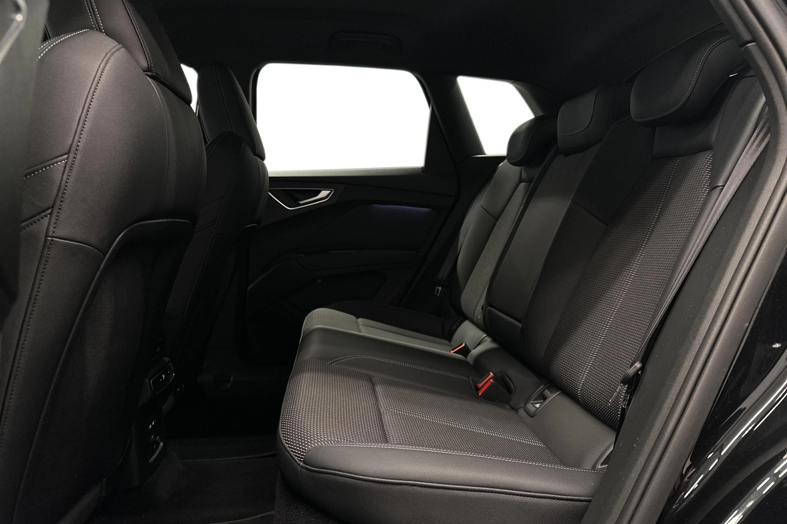 musta Audi Q4 e-tron 2023 kuva 8.