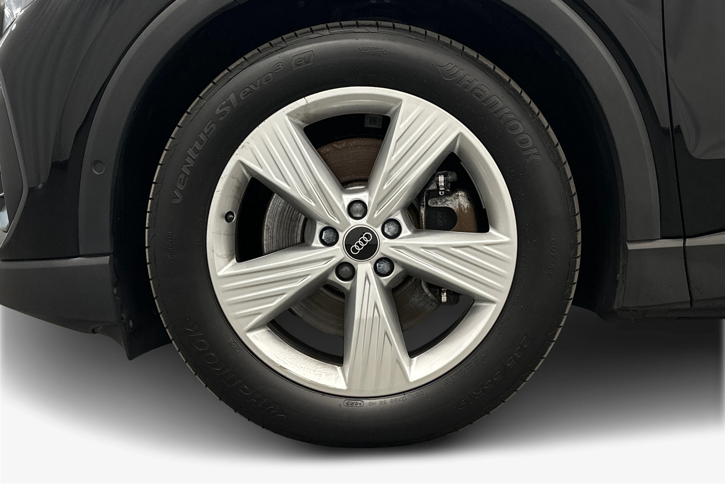musta Audi Q4 e-tron 2023 kuva 9.
