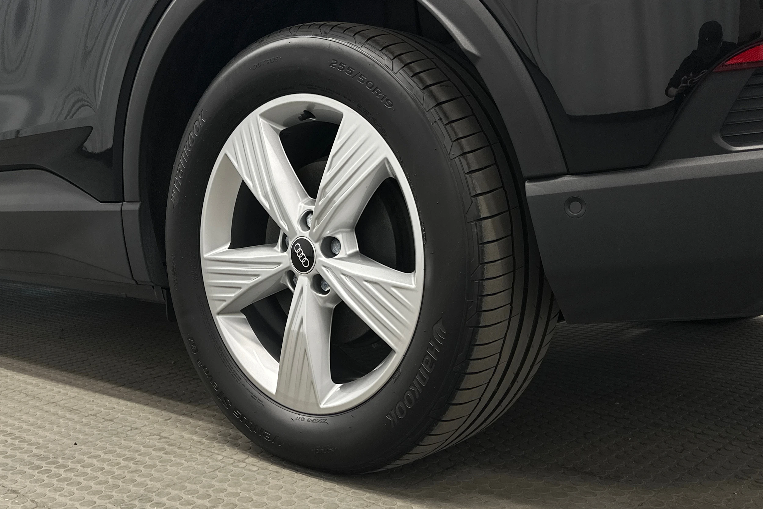 musta Audi Q4 e-tron 2023 kuva 10.