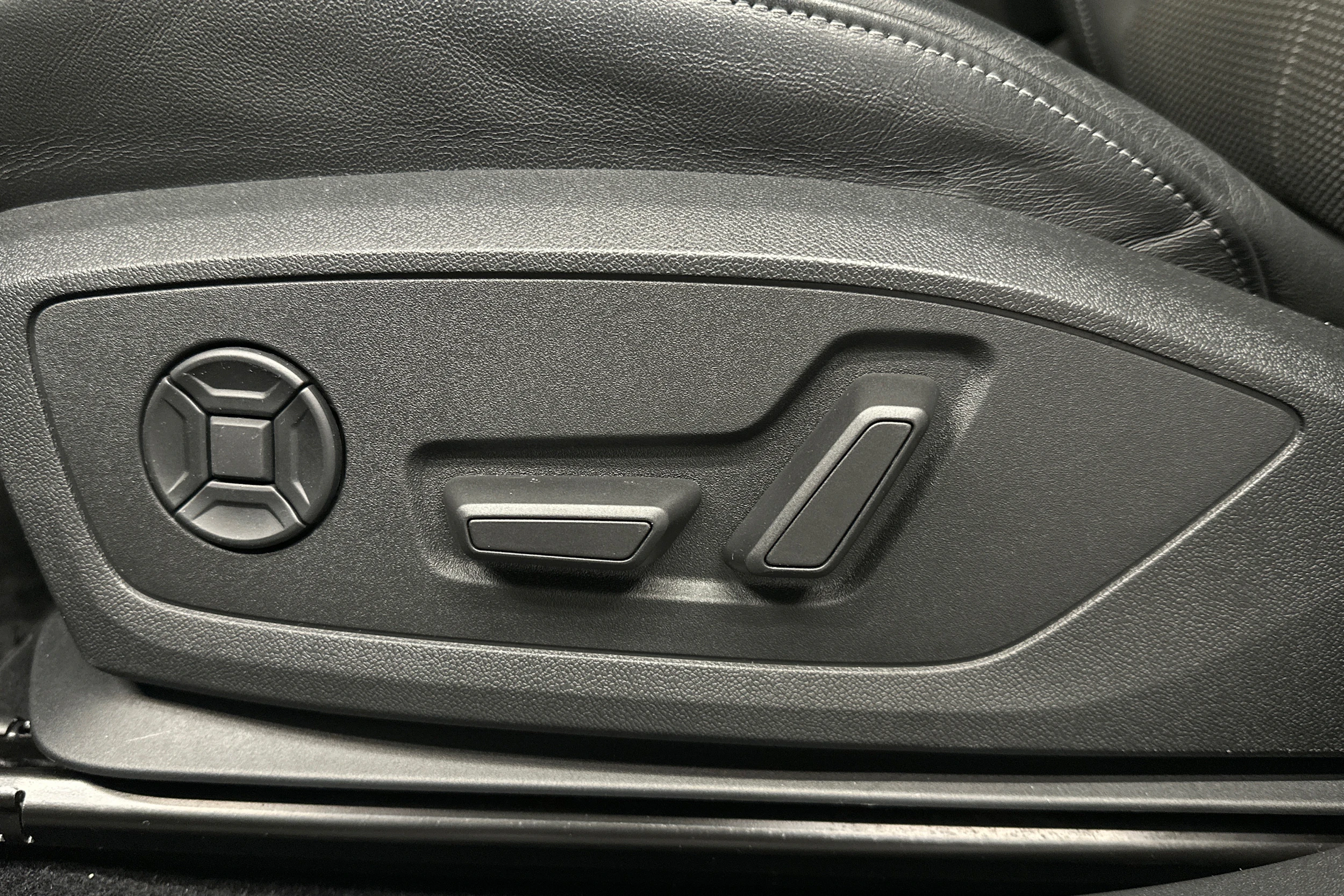 musta Audi Q4 e-tron 2023 kuva 15.