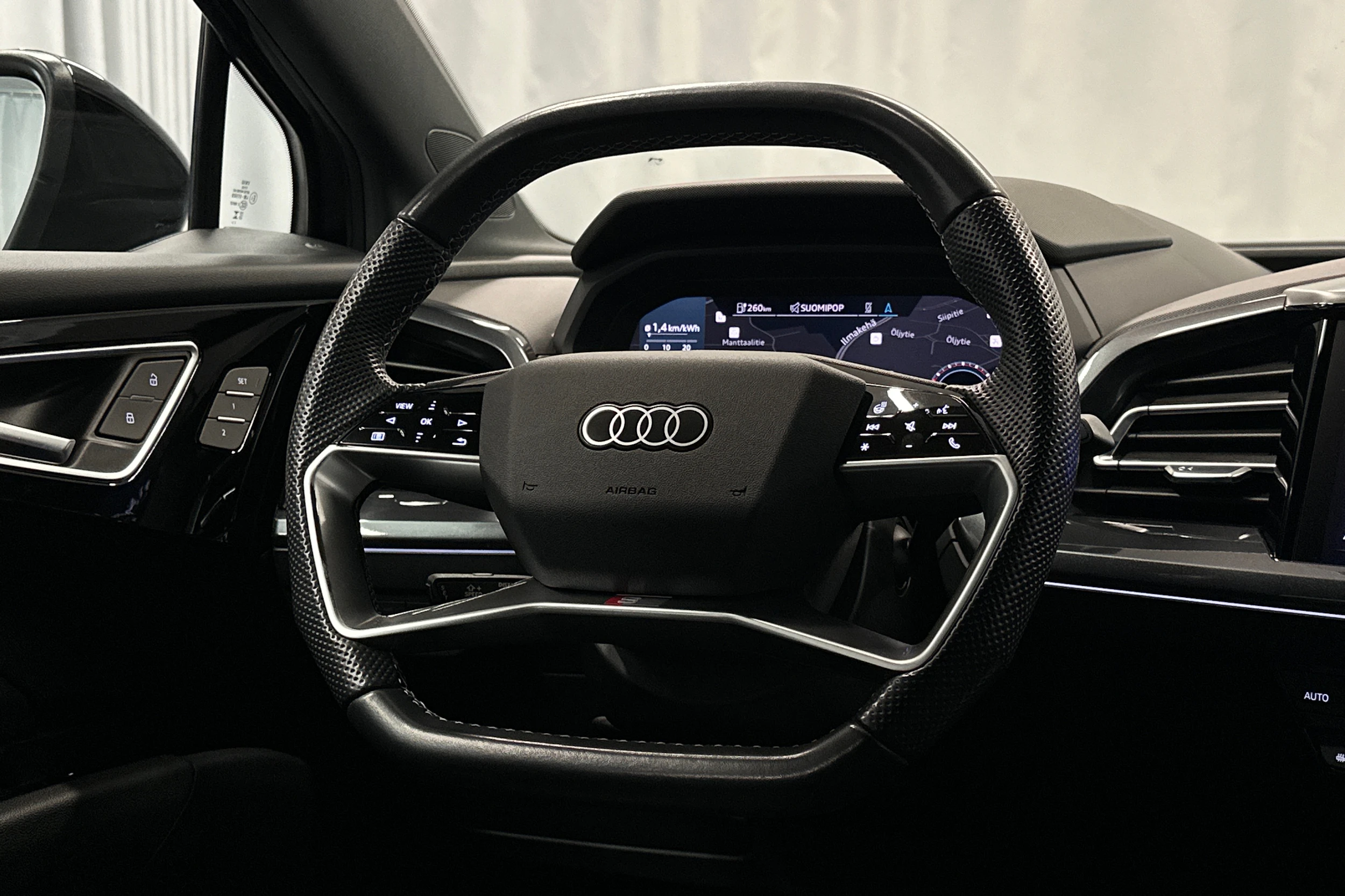 musta Audi Q4 e-tron 2023 kuva 18.