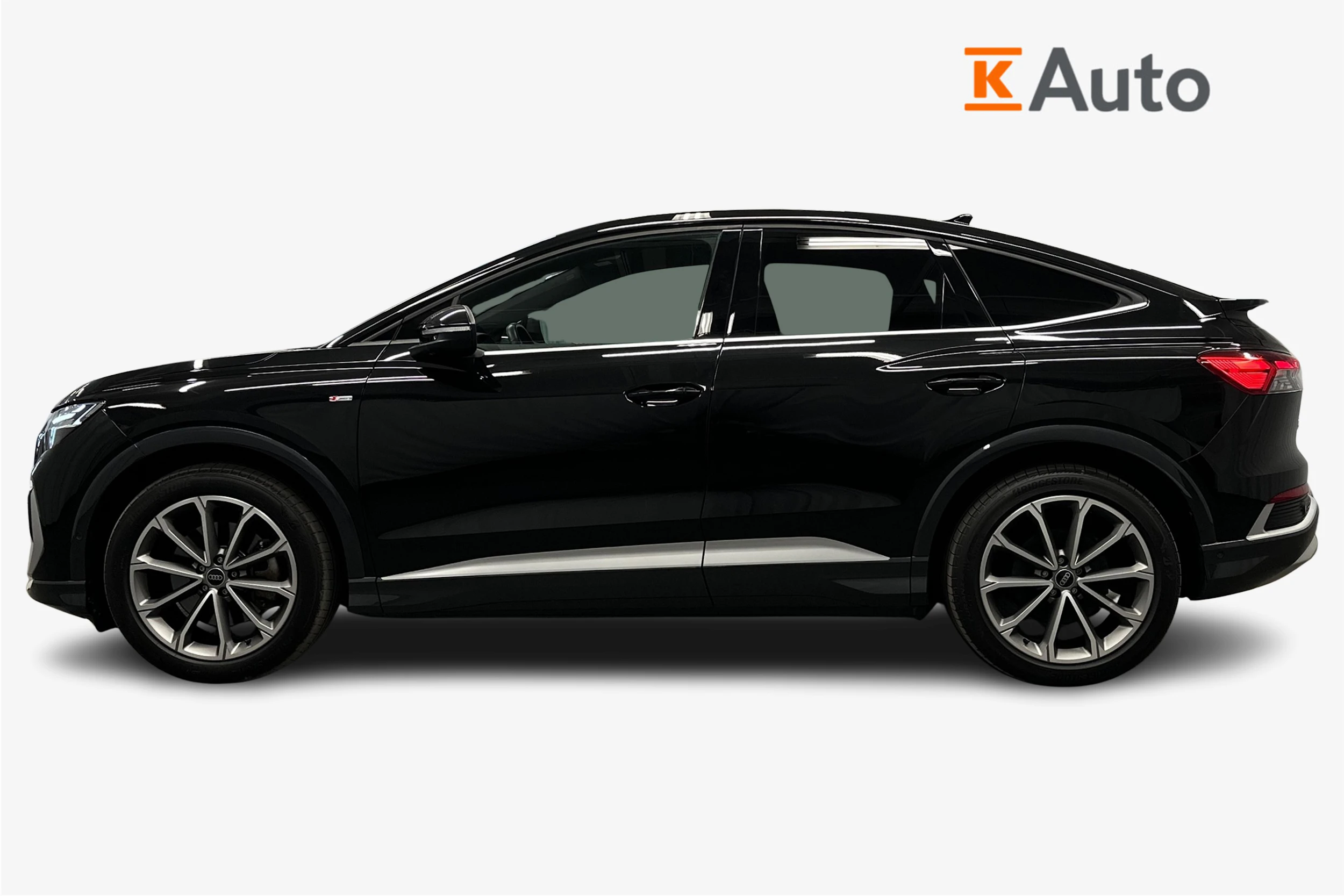 musta Audi Q4 e-tron 2023 kuva 5.