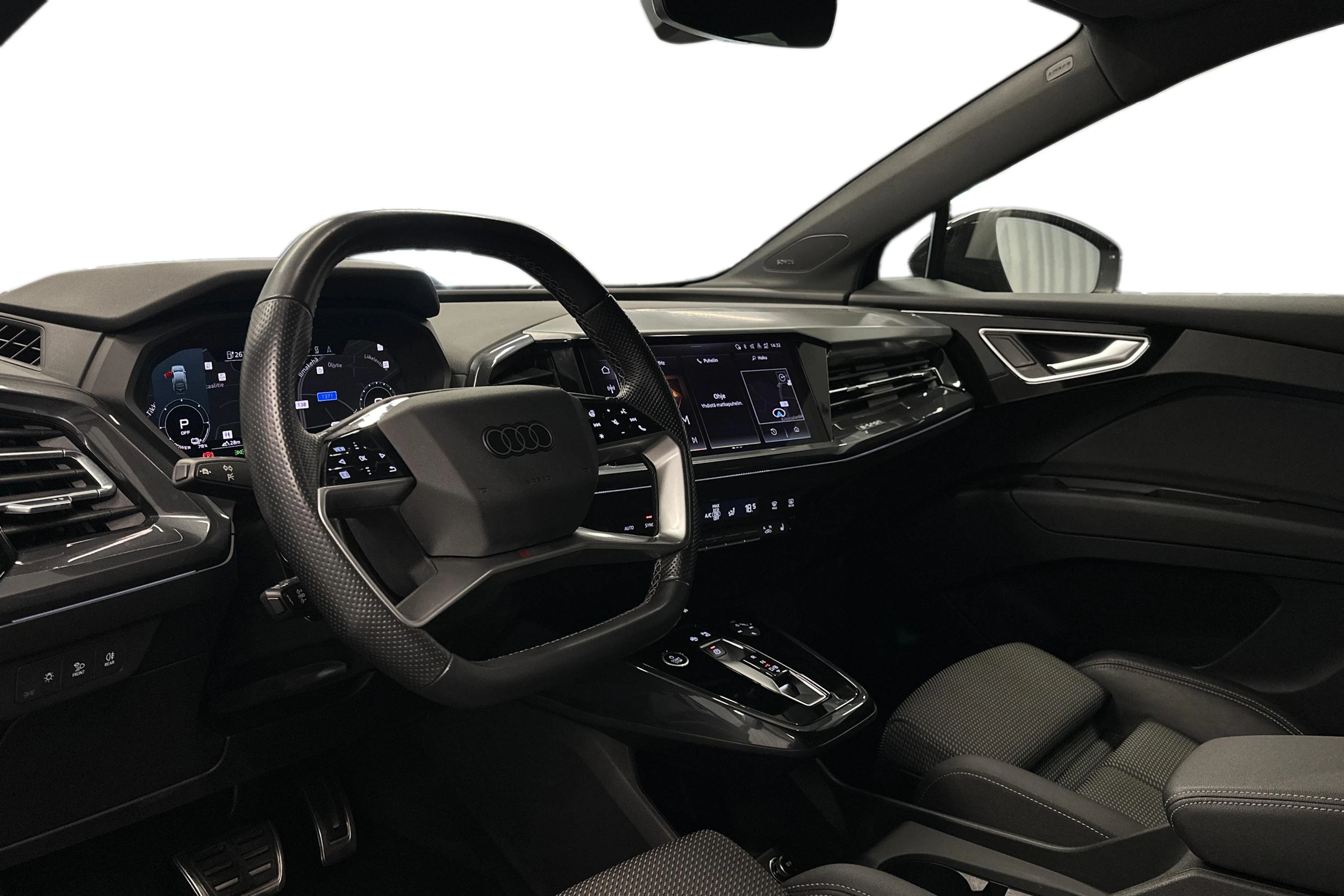 musta Audi Q4 e-tron 2023 kuva 6.