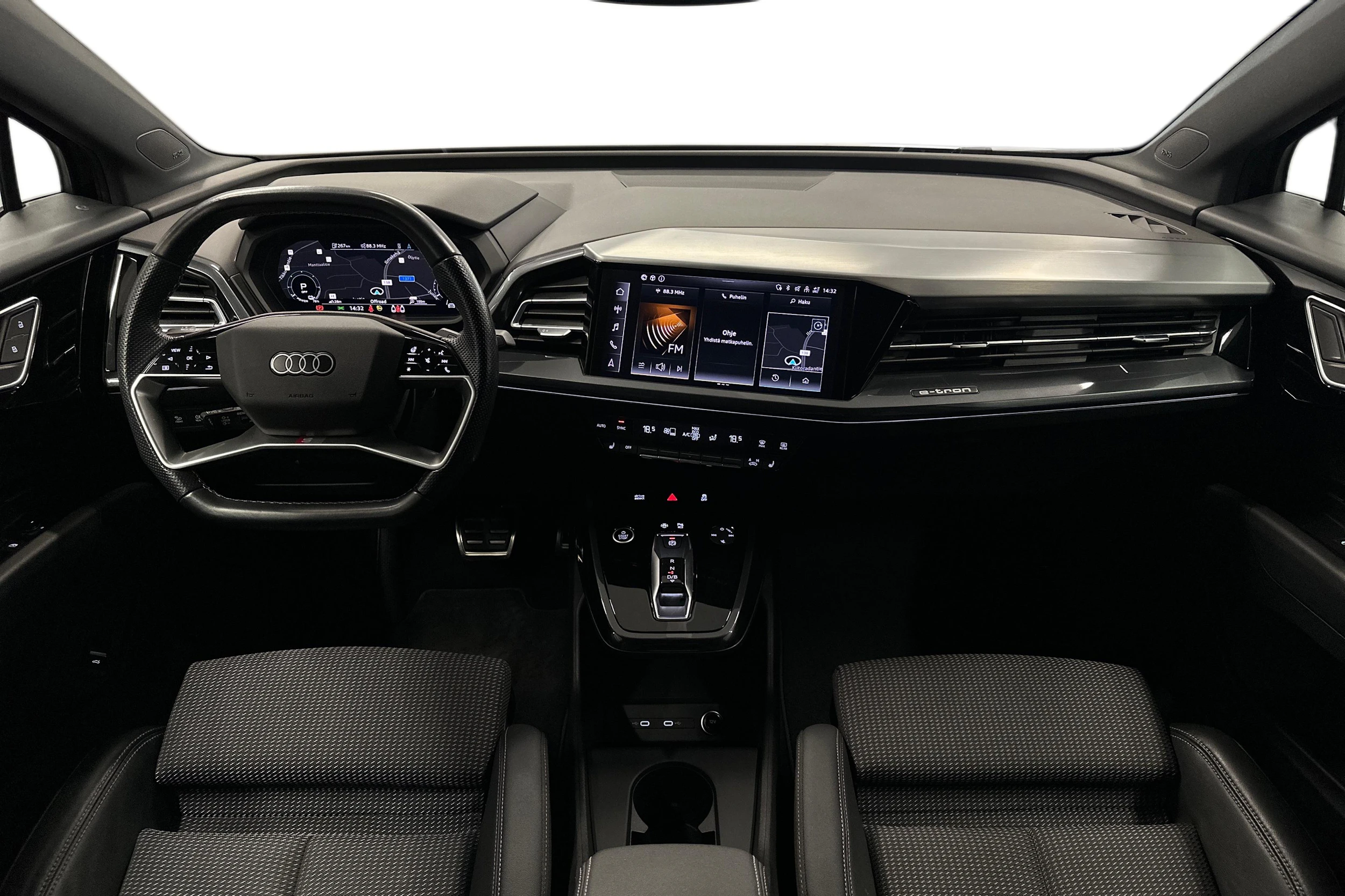 musta Audi Q4 e-tron 2023 kuva 7.