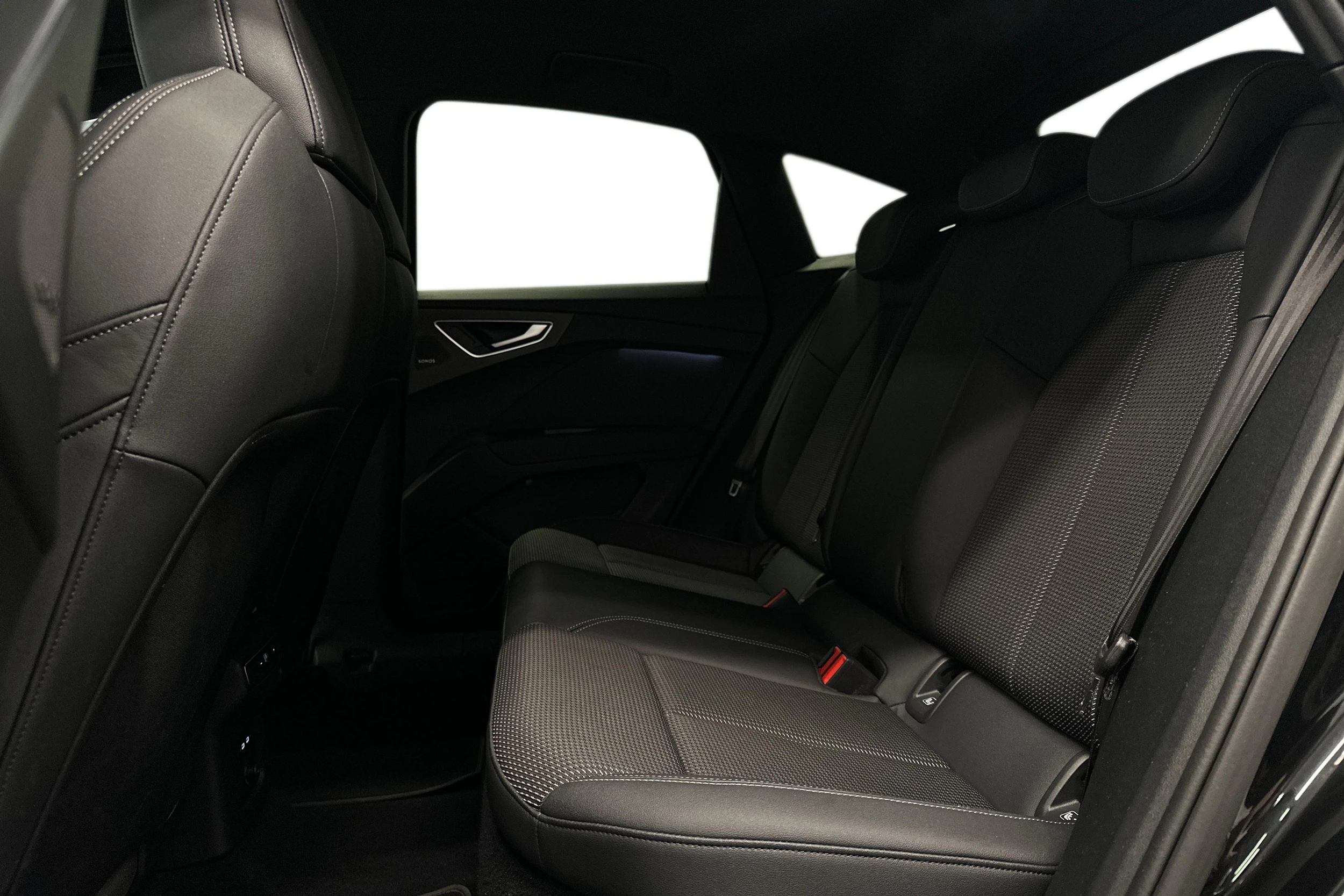 musta Audi Q4 e-tron 2023 kuva 8.