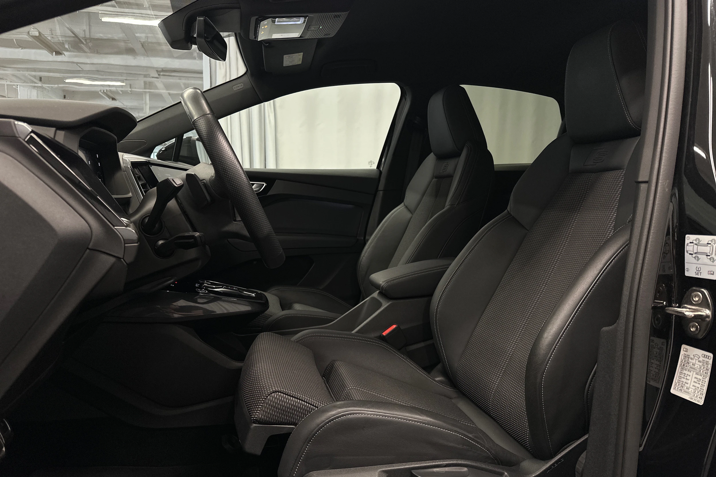musta Audi Q4 e-tron 2023 kuva 14.