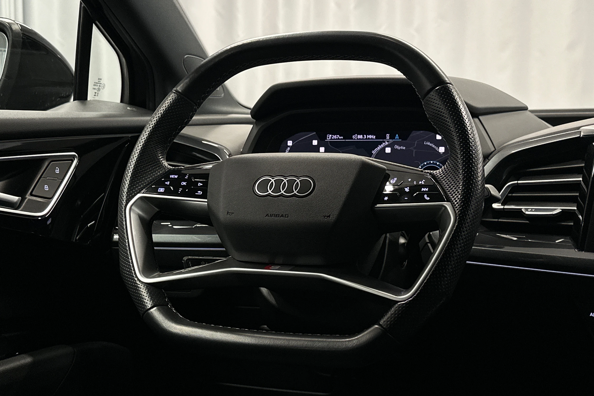 musta Audi Q4 e-tron 2023 kuva 15.