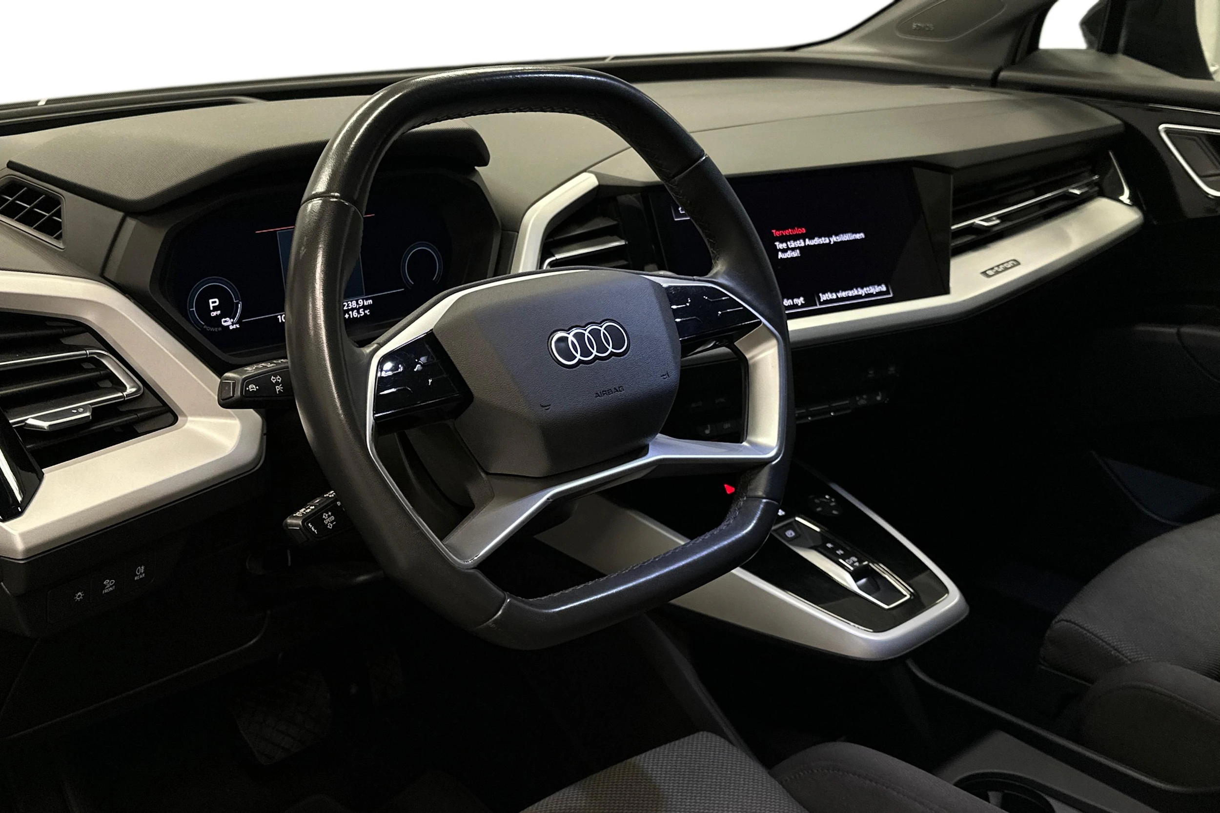 valkoinen Audi Q4 e-tron 2023 kuva 6.