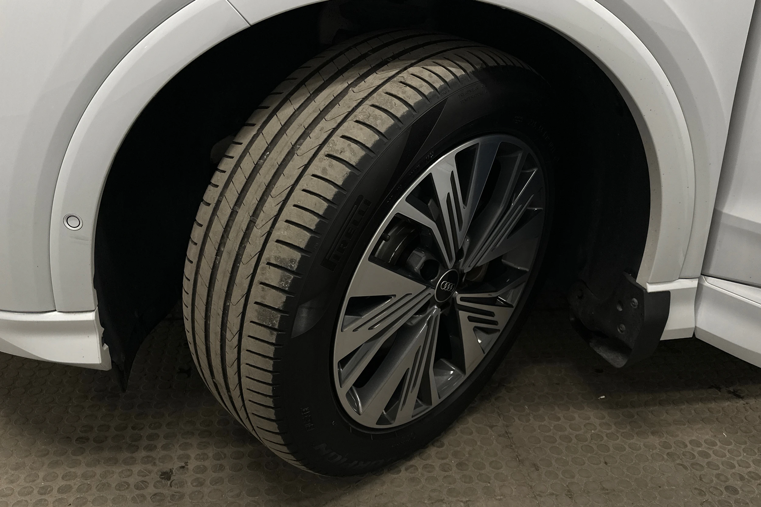 valkoinen Audi Q4 e-tron 2023 kuva 10.