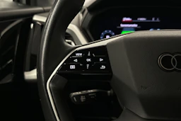 valkoinen Audi Q4 e-tron 2023 kuva 11.