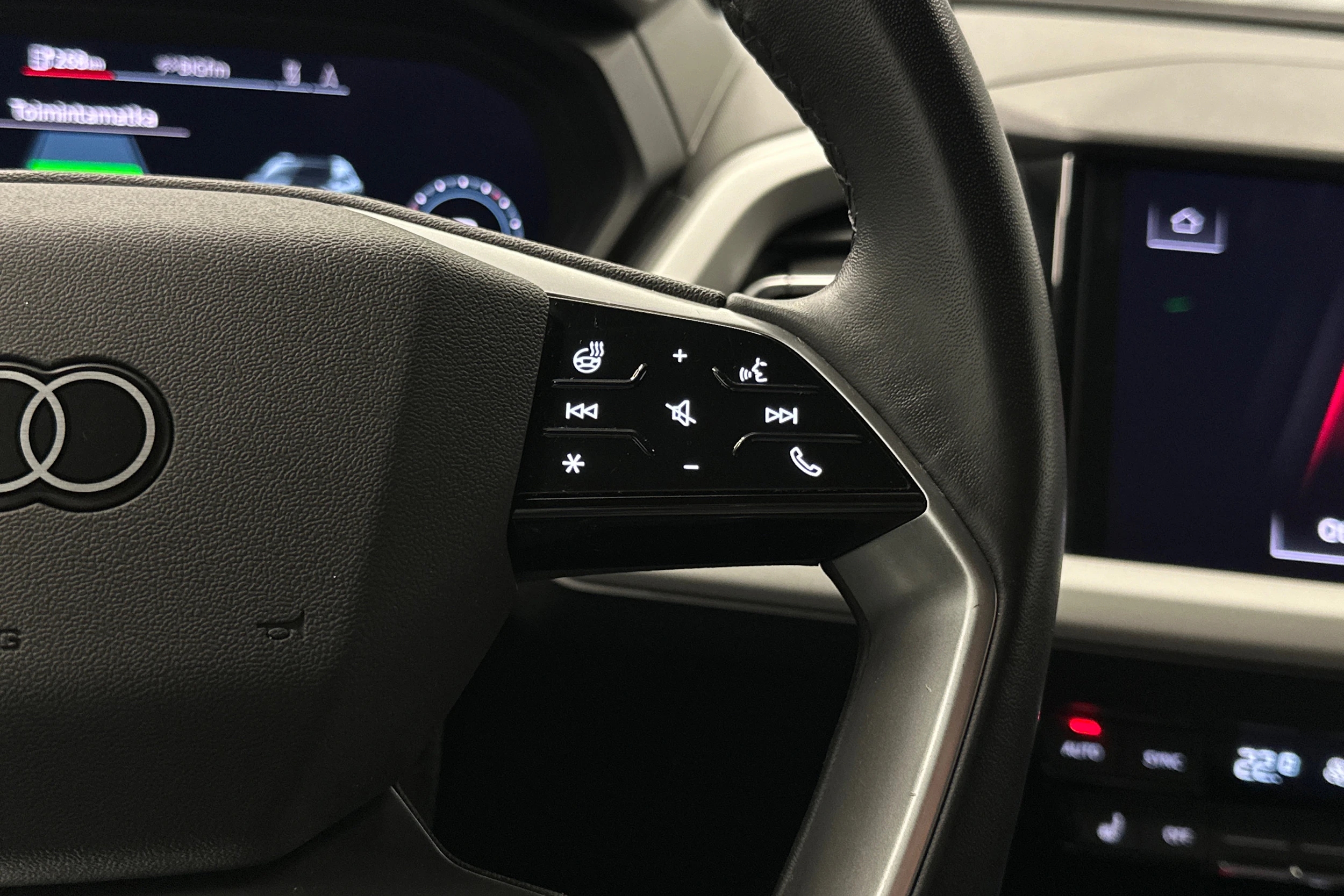 valkoinen Audi Q4 e-tron 2023 kuva 12.