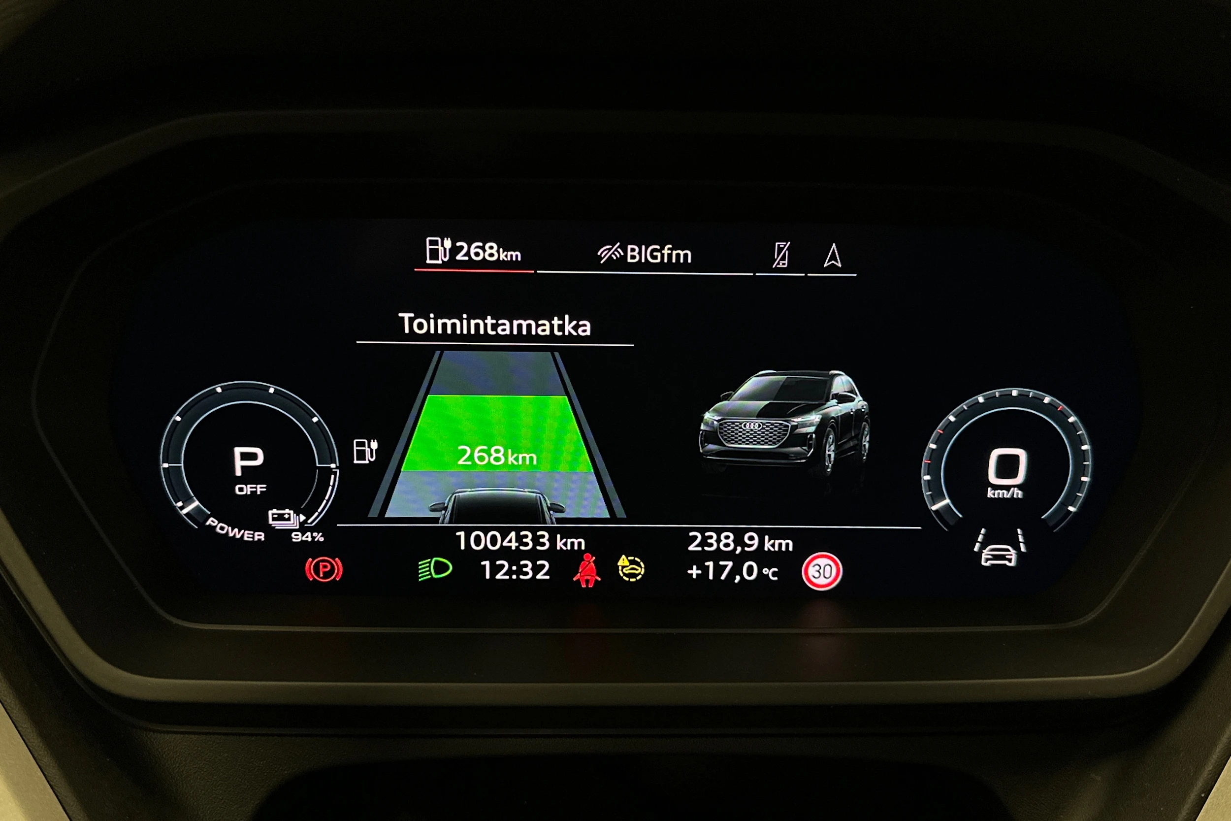valkoinen Audi Q4 e-tron 2023 kuva 13.