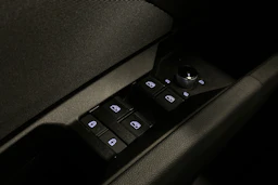 valkoinen Audi Q4 e-tron 2023 kuva 14.
