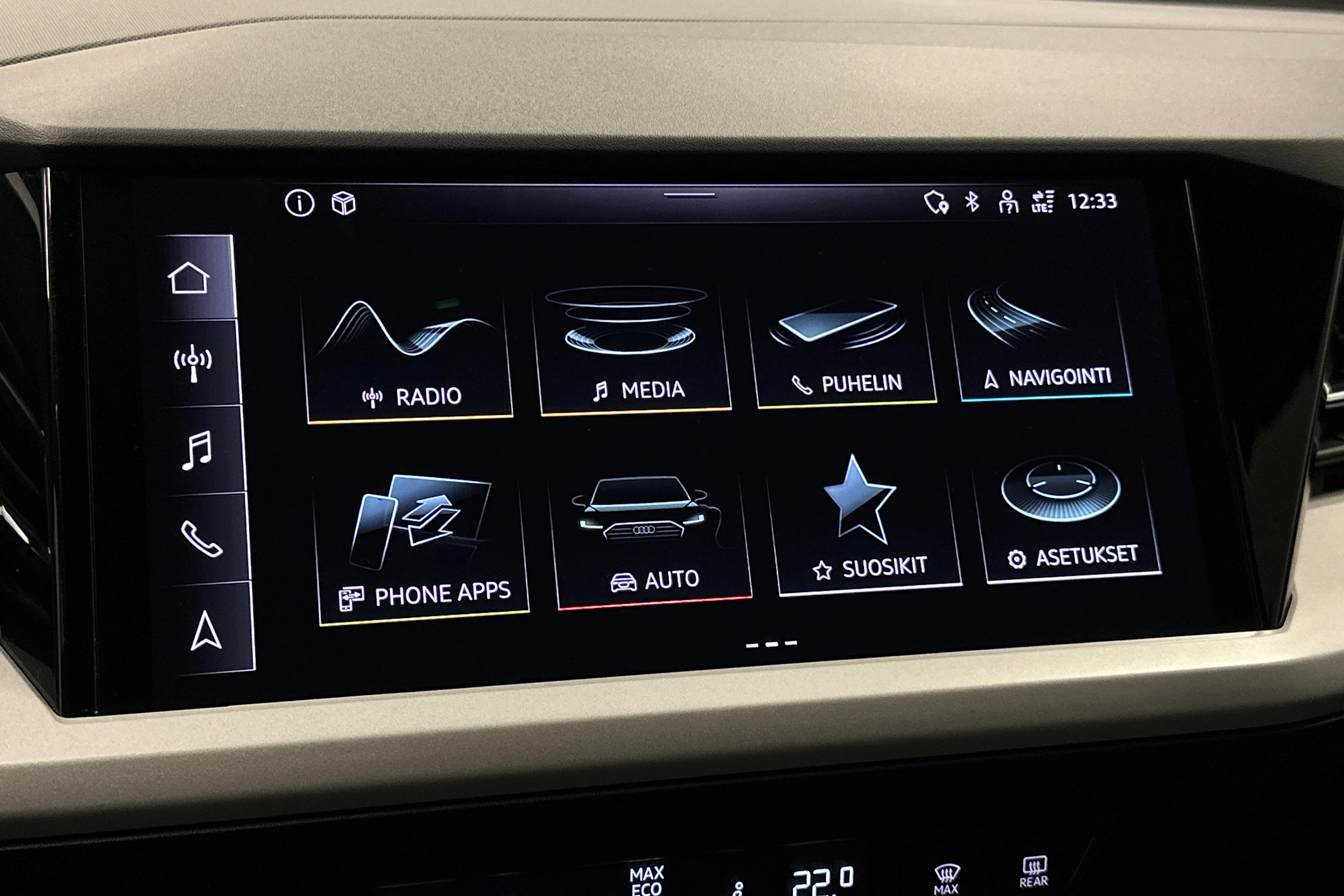 valkoinen Audi Q4 e-tron 2023 kuva 17.