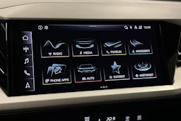 valkoinen Audi Q4 e-tron 2023 kuva 17.