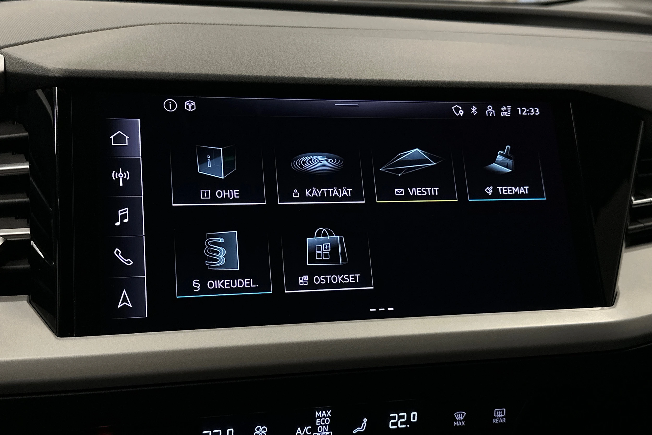 valkoinen Audi Q4 e-tron 2023 kuva 18.