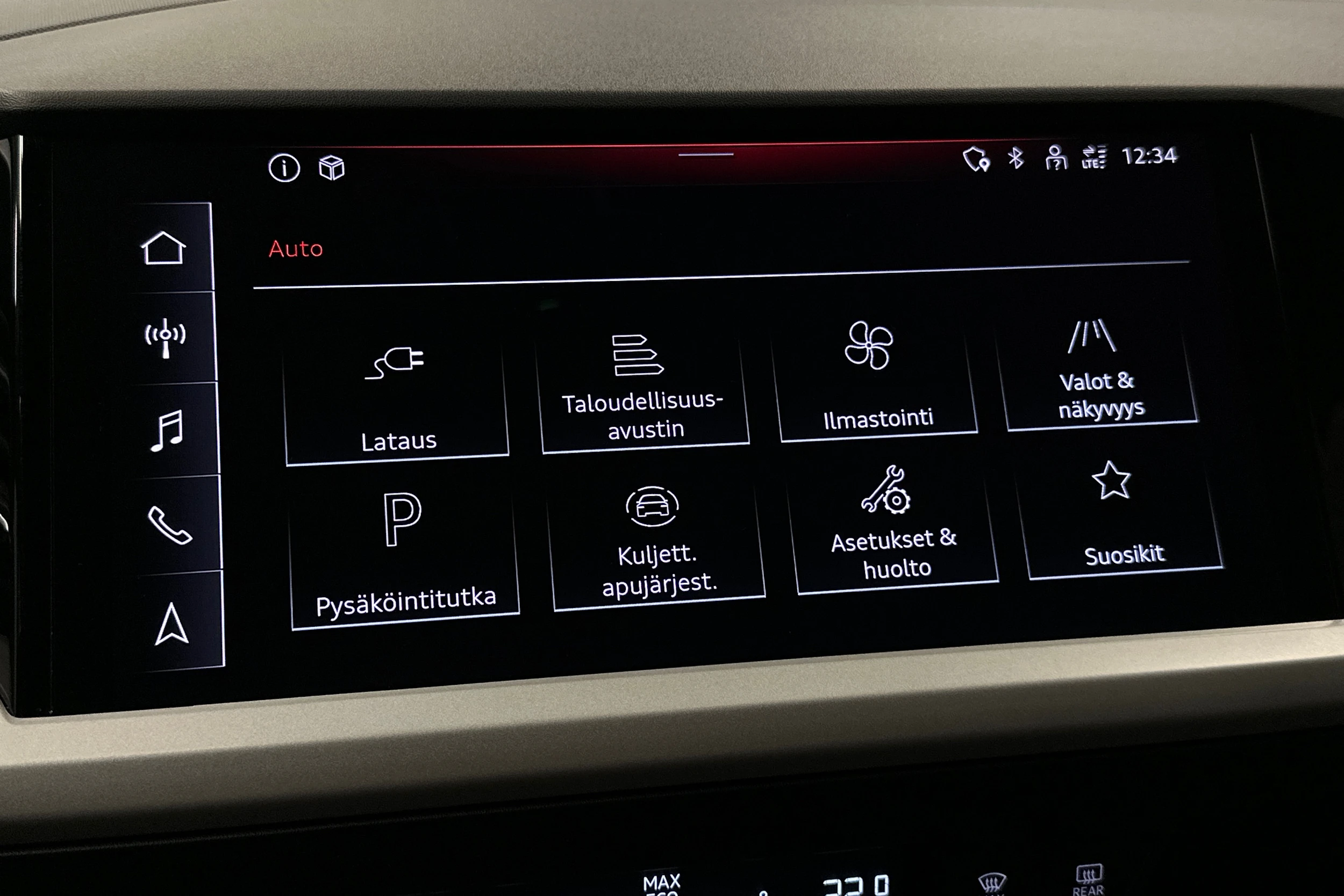 valkoinen Audi Q4 e-tron 2023 kuva 24.