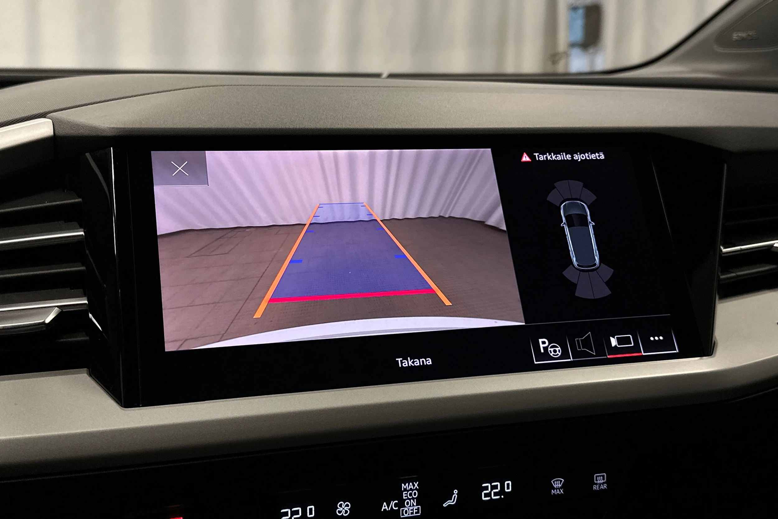 valkoinen Audi Q4 e-tron 2023 kuva 30.