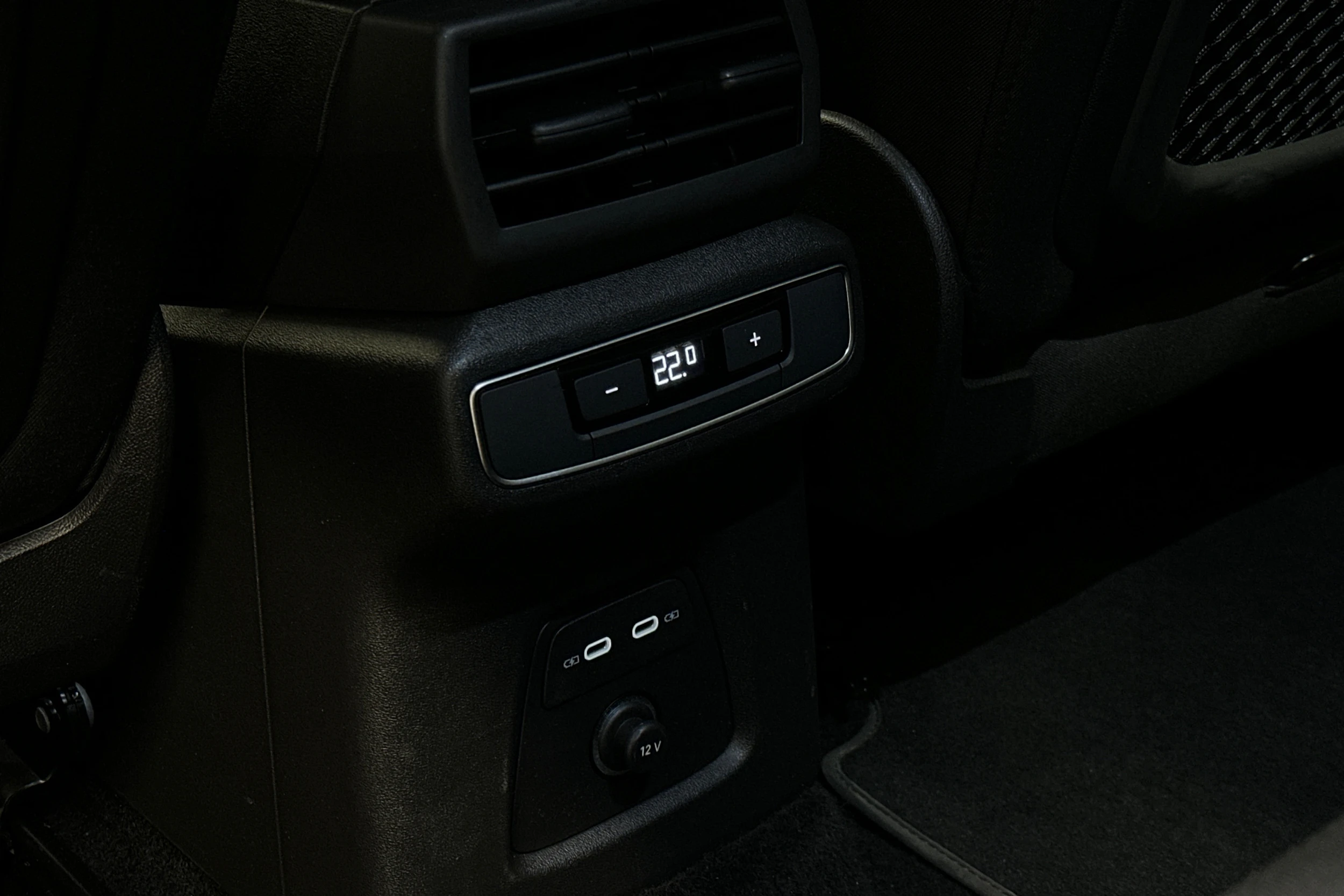 valkoinen Audi Q4 e-tron 2023 kuva 36.