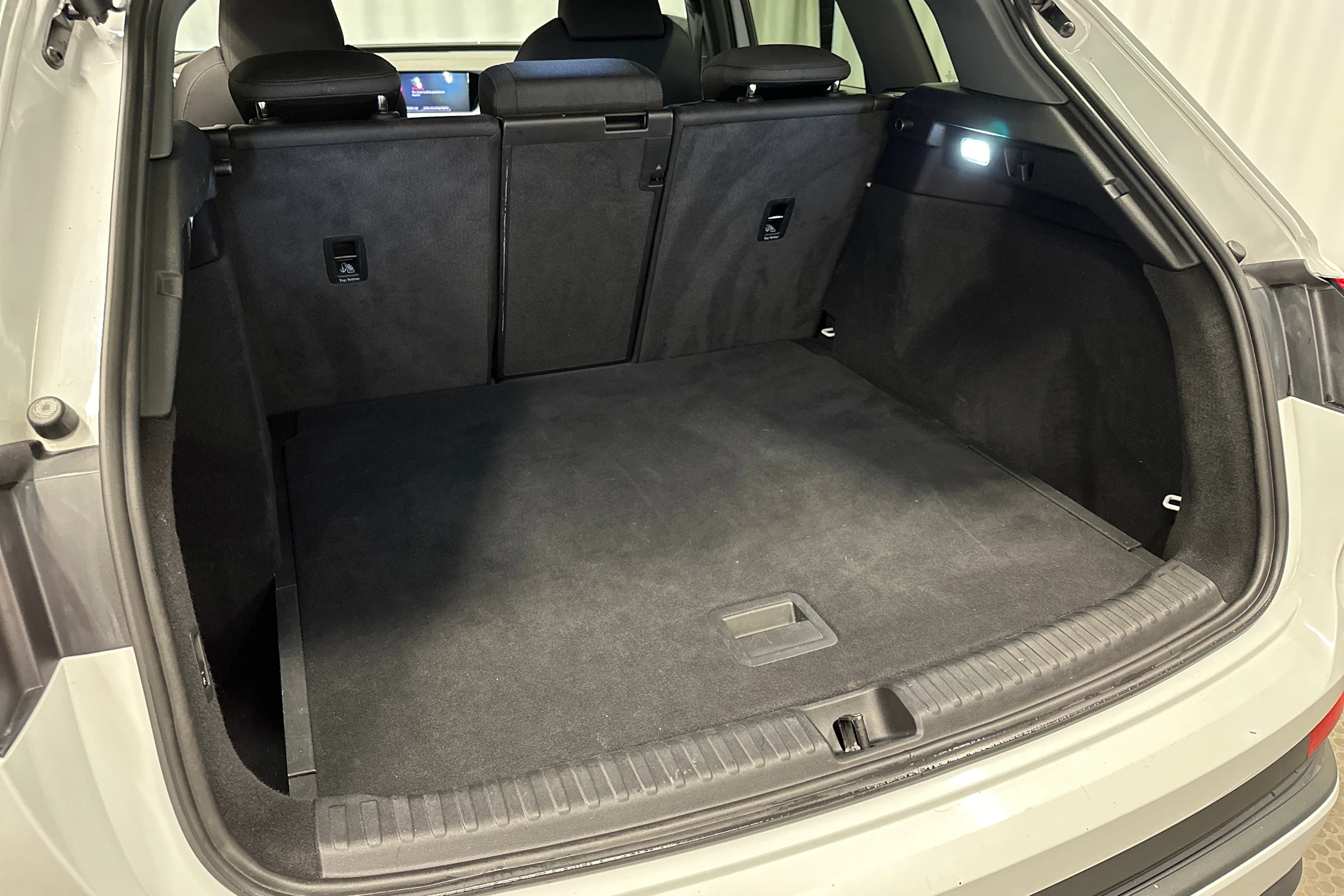 valkoinen Audi Q4 e-tron 2023 kuva 37.