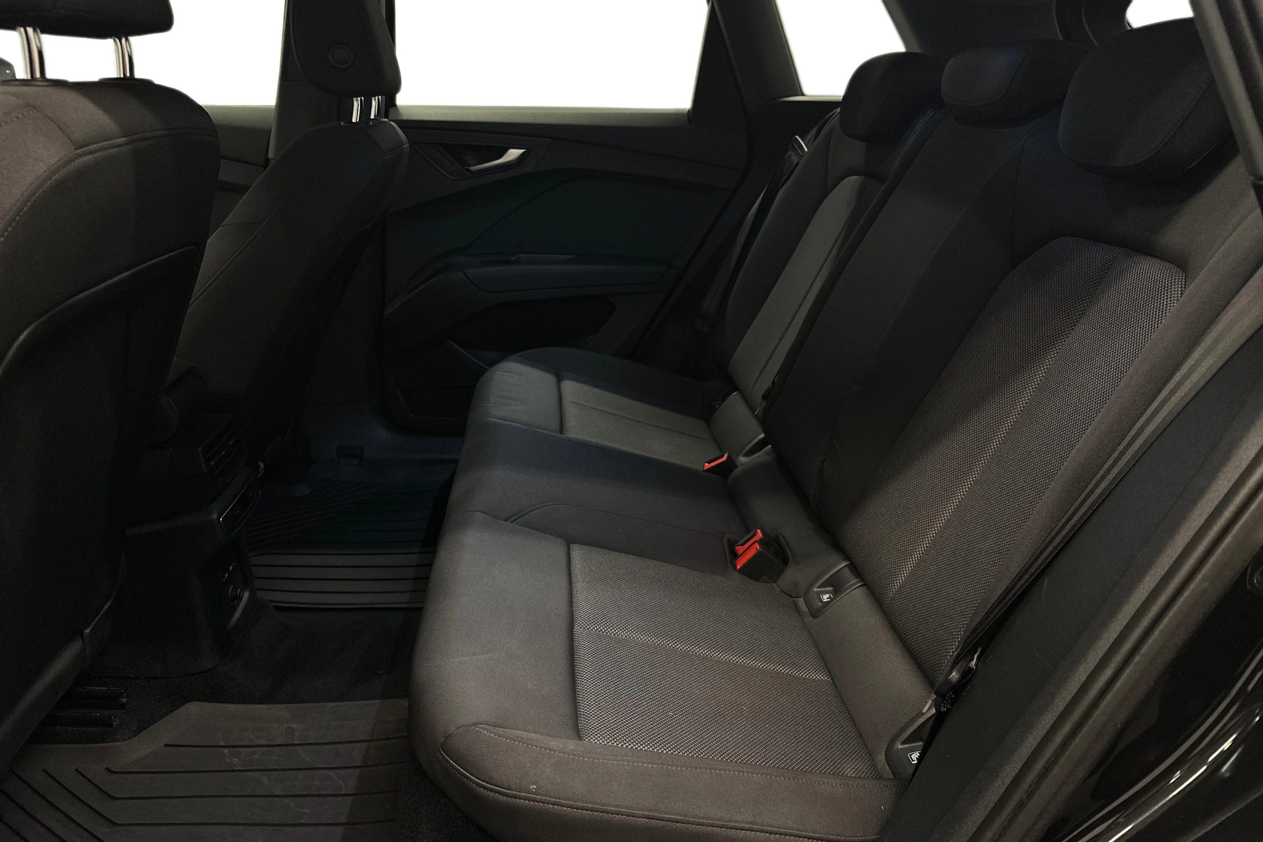 musta Audi Q4 e-tron 2023 kuva 8.