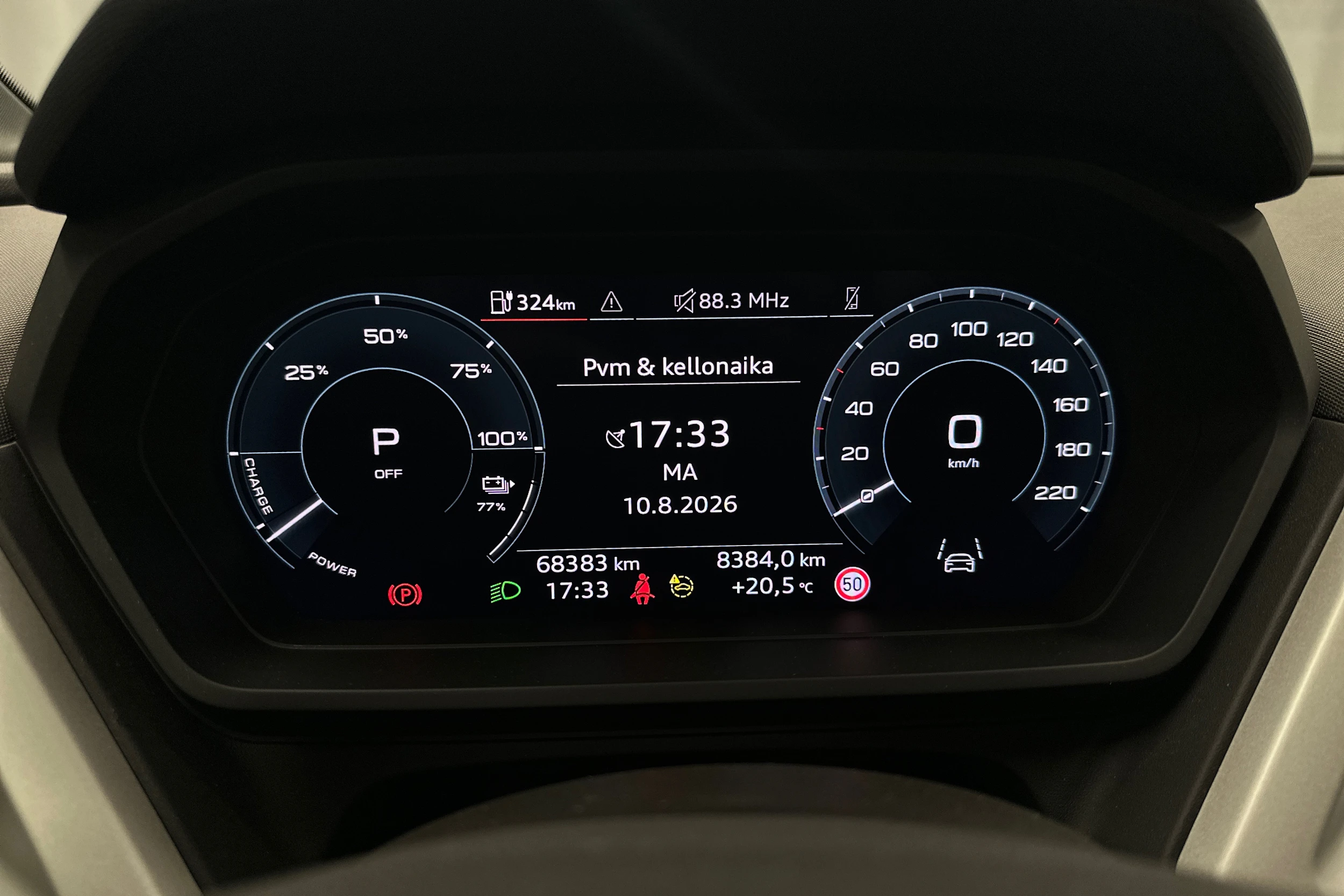 musta Audi Q4 e-tron 2023 kuva 13.