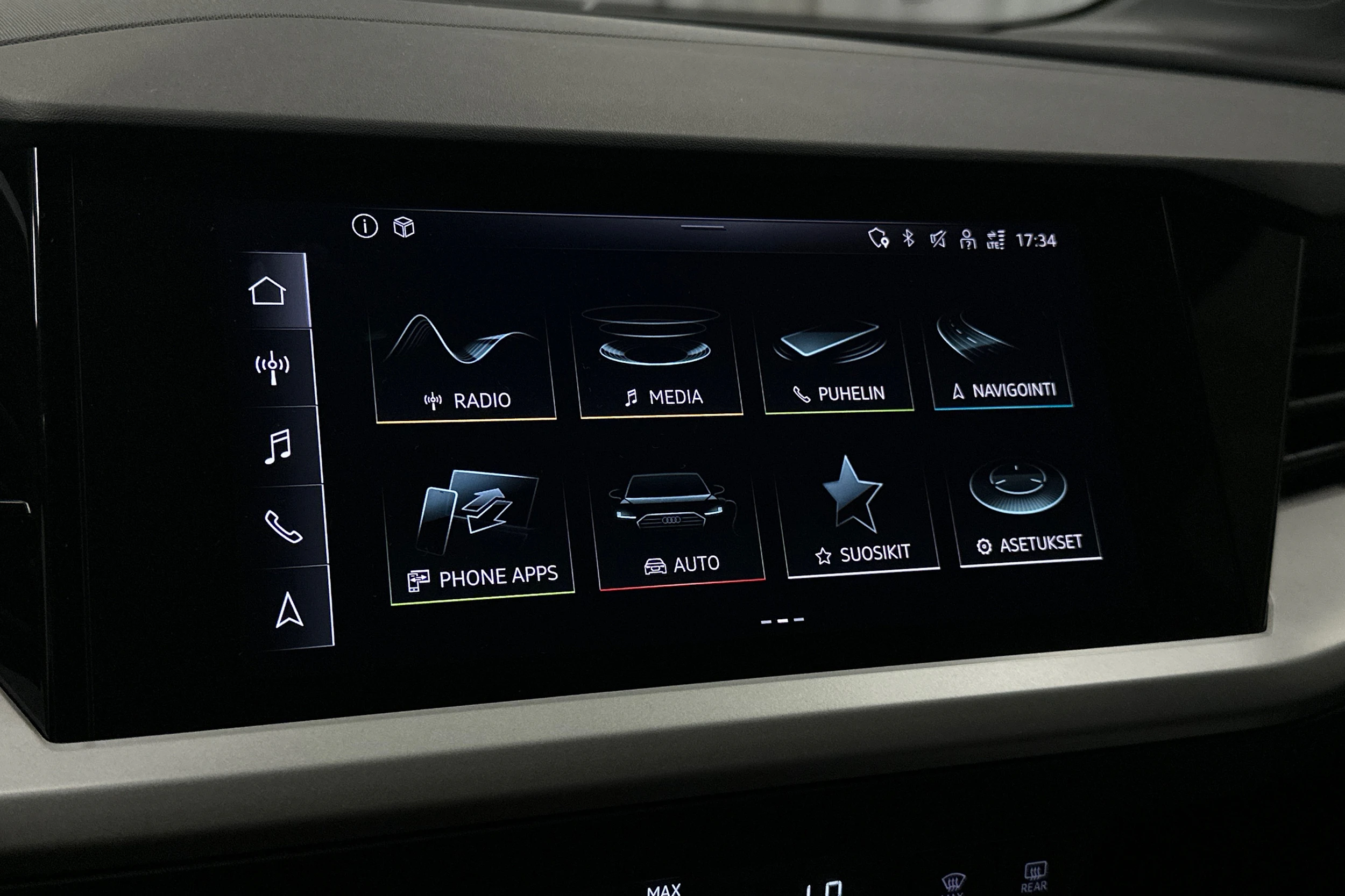 musta Audi Q4 e-tron 2023 kuva 16.