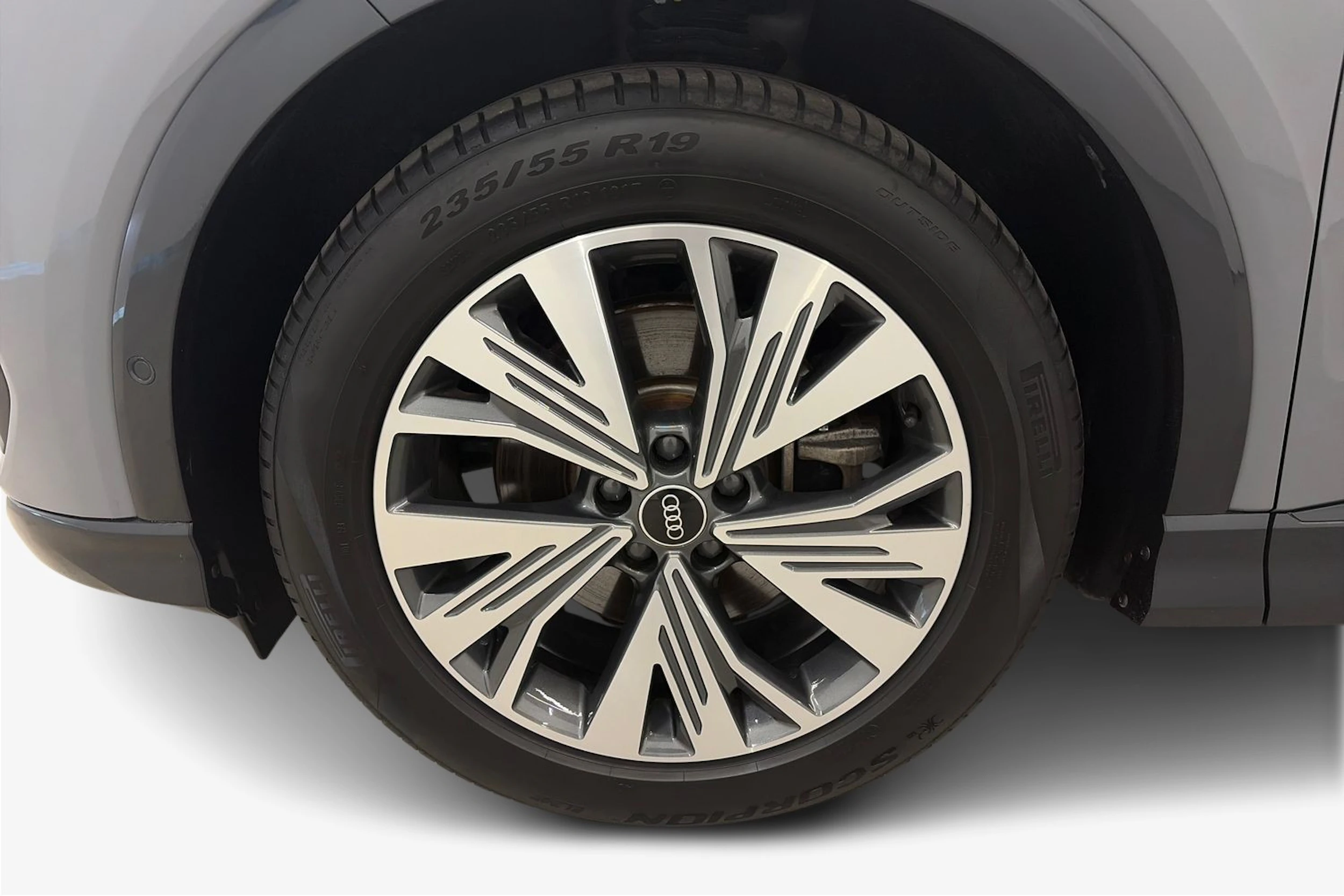 harmaa Audi Q4 e-tron 2023 kuva 9.