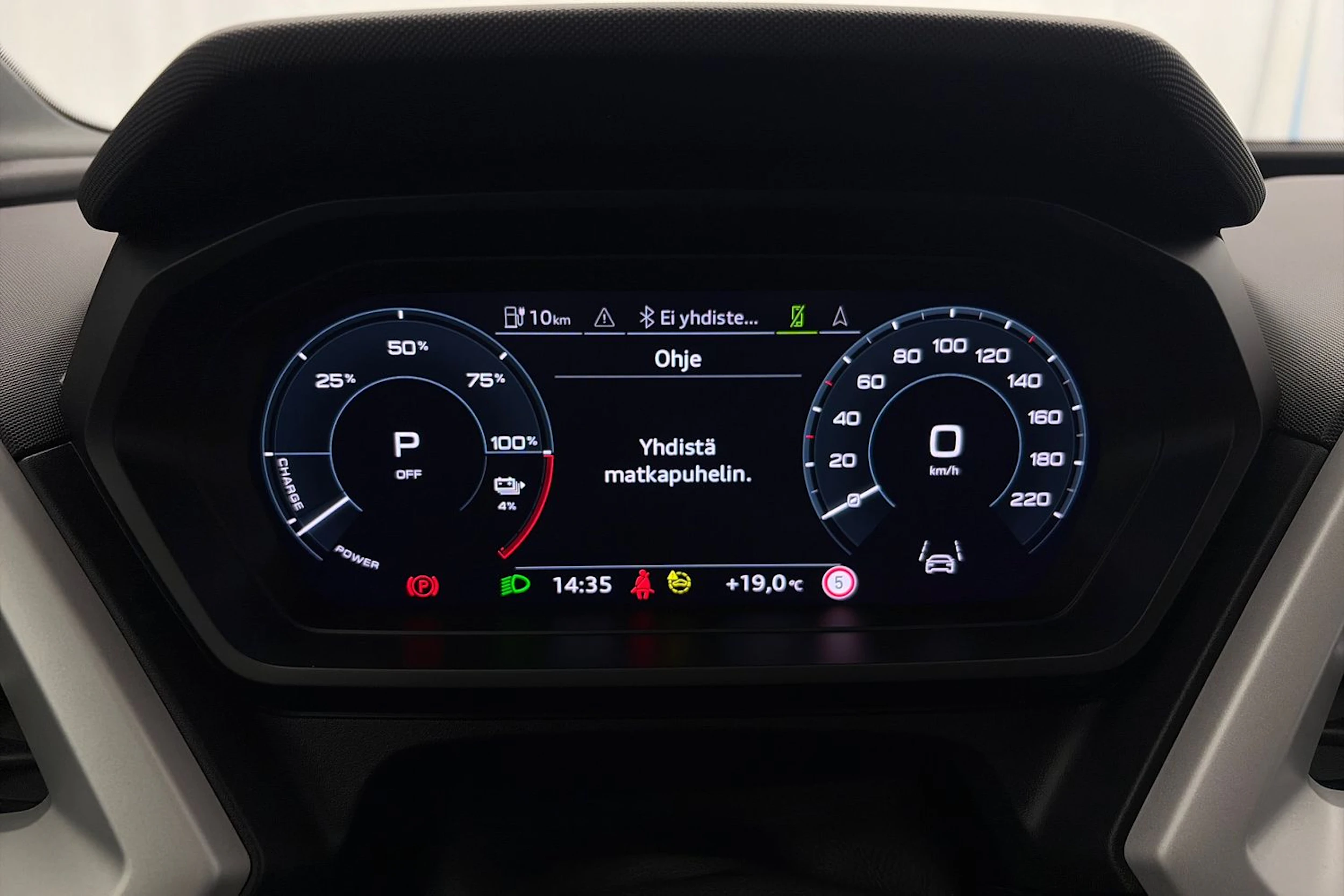 harmaa Audi Q4 e-tron 2023 kuva 12.