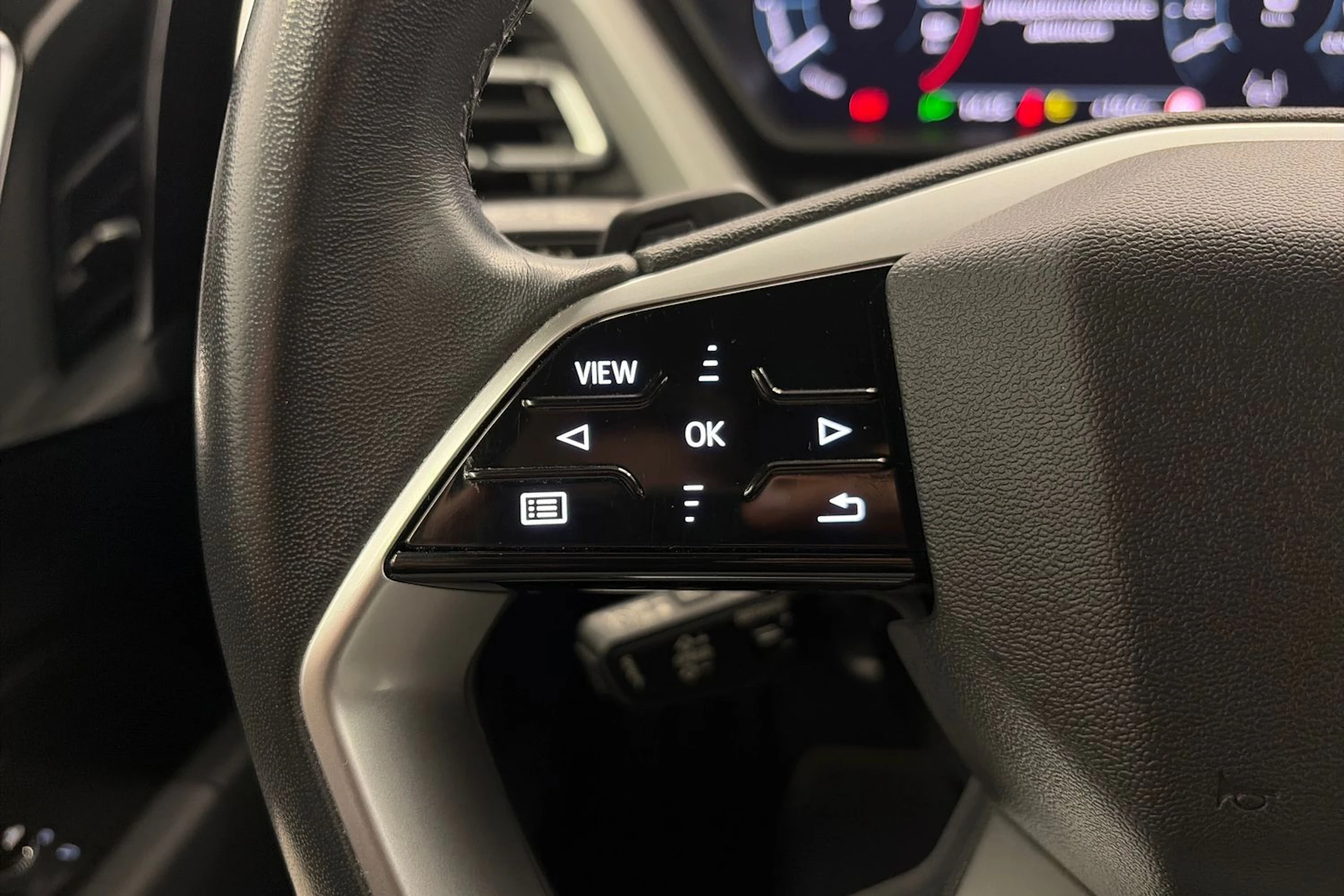 harmaa Audi Q4 e-tron 2023 kuva 13.
