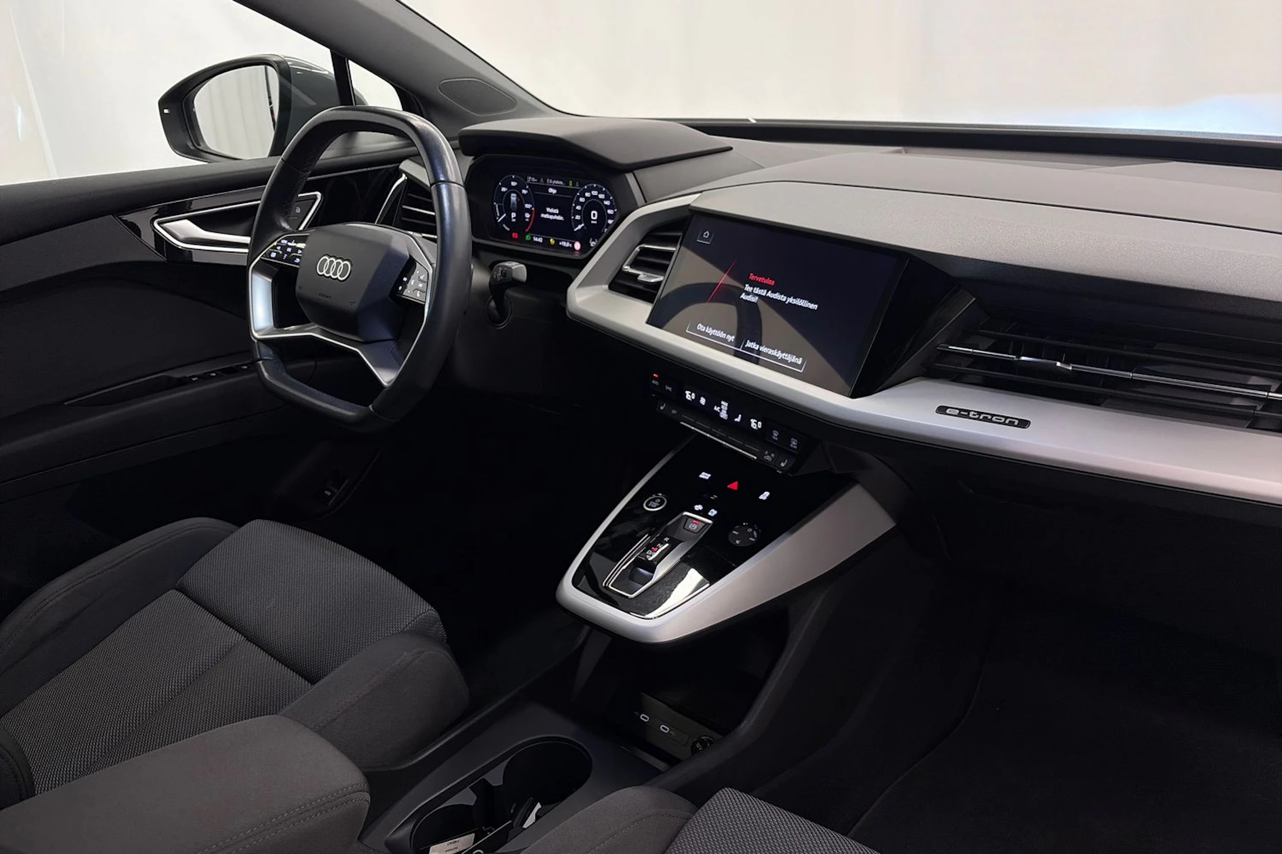 harmaa Audi Q4 e-tron 2023 kuva 32.