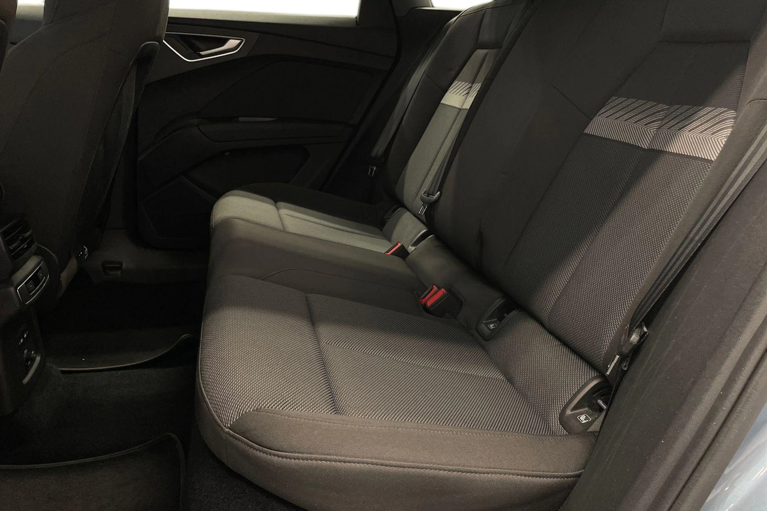 sininen Audi Q4 e-tron 2023 kuva 8.