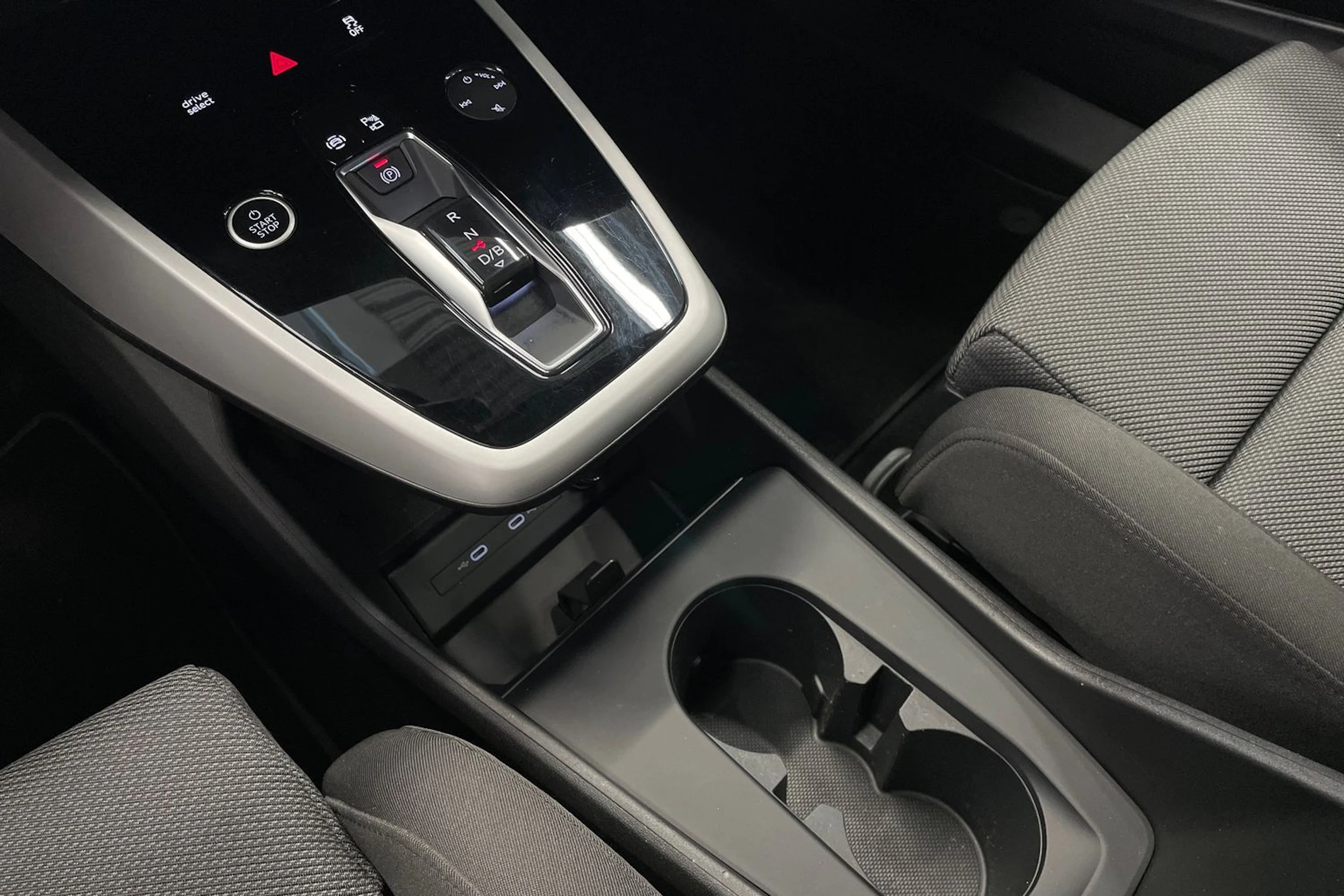 sininen Audi Q4 e-tron 2023 kuva 17.