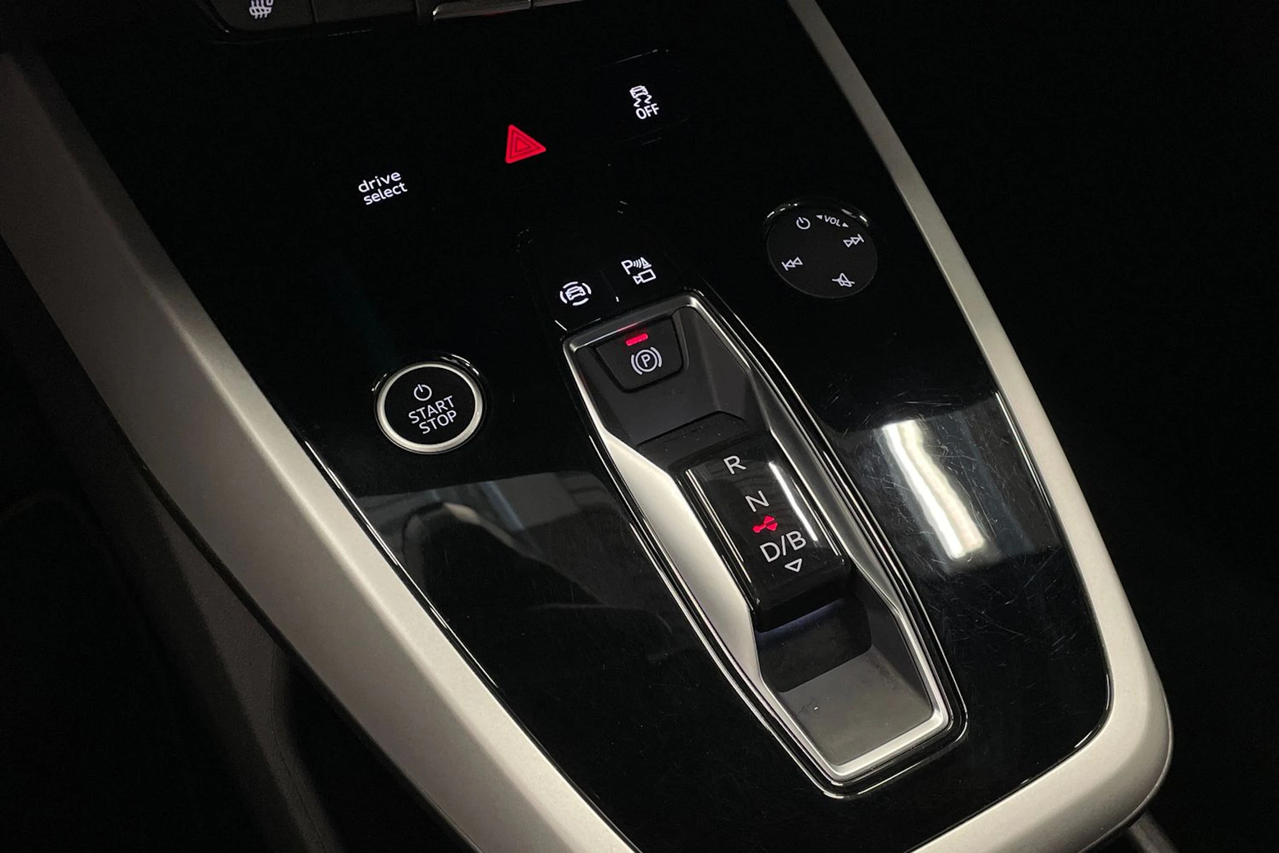 sininen Audi Q4 e-tron 2023 kuva 18.