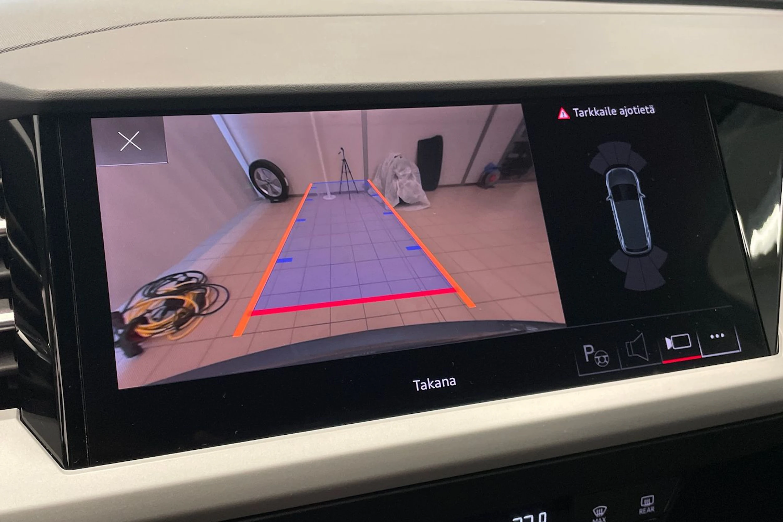 sininen Audi Q4 e-tron 2023 kuva 21.