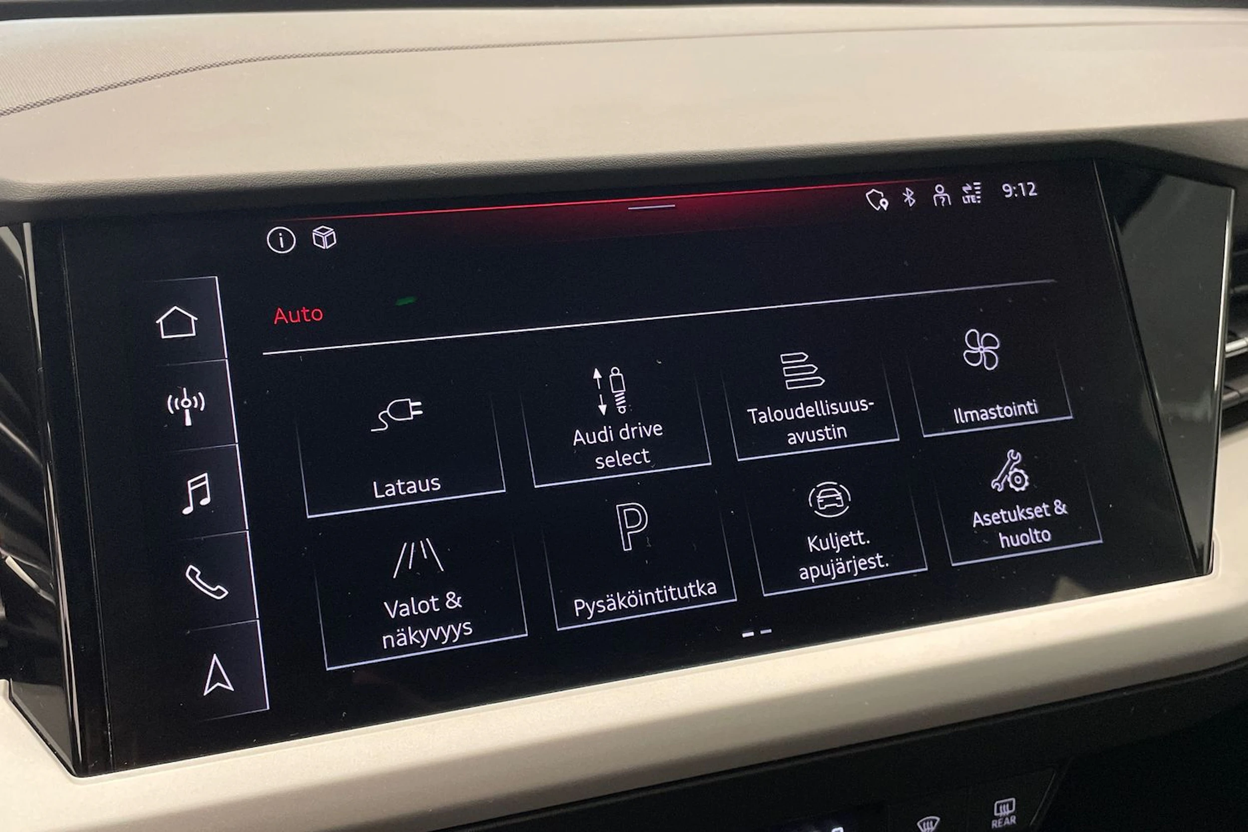 sininen Audi Q4 e-tron 2023 kuva 22.
