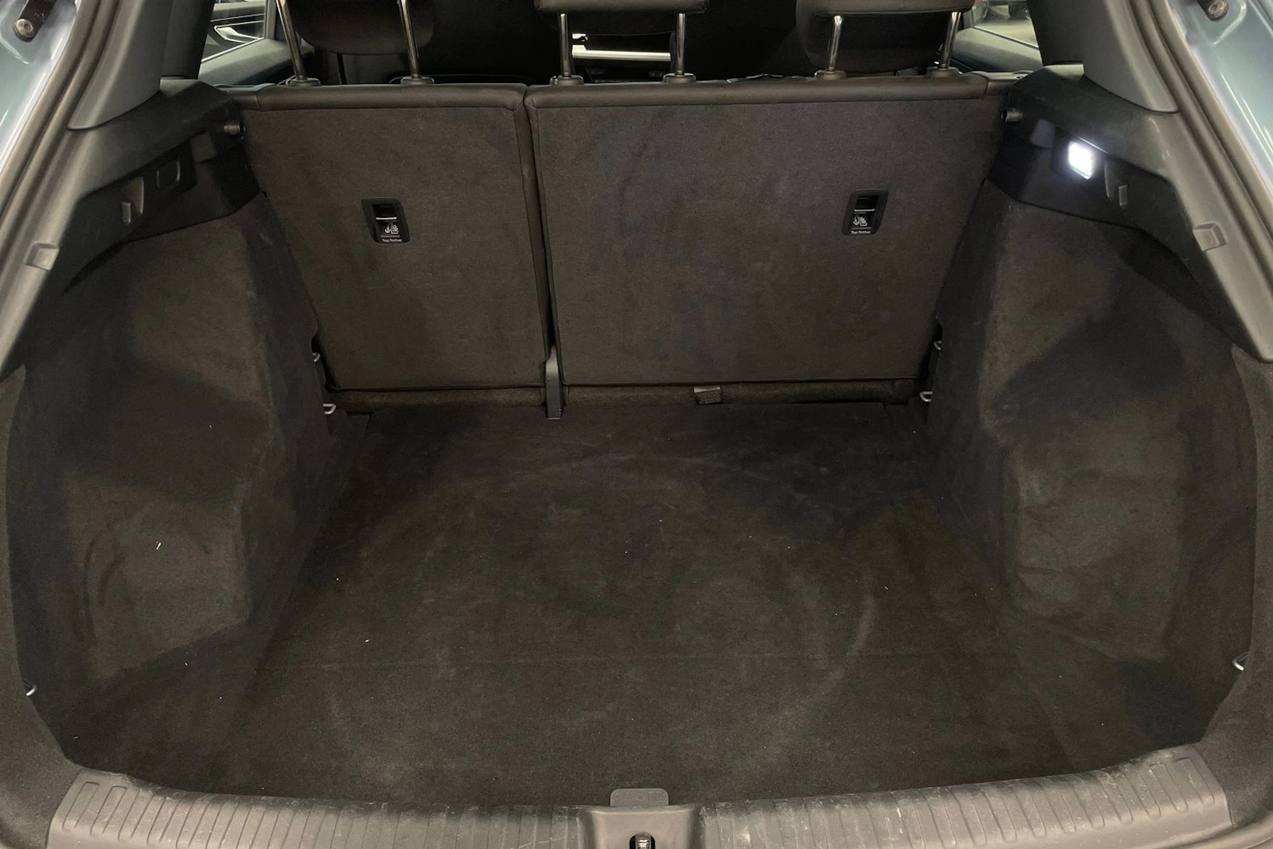 sininen Audi Q4 e-tron 2023 kuva 24.