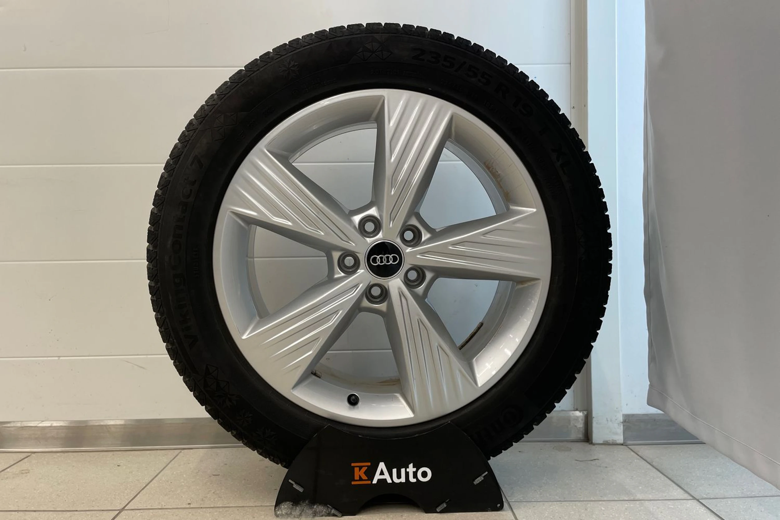 sininen Audi Q4 e-tron 2023 kuva 26.