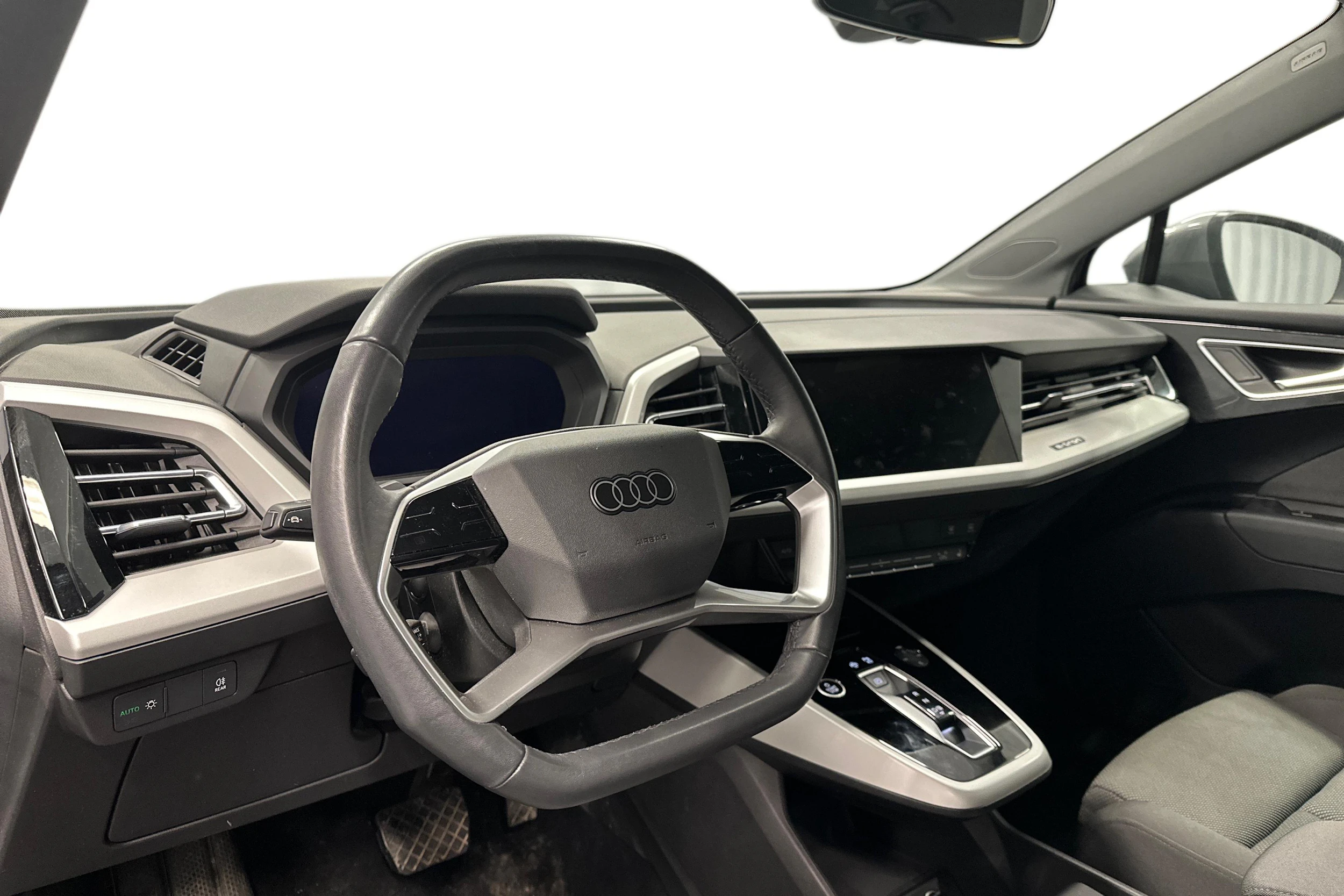 harmaa Audi Q4 e-tron 2023 kuva 8.