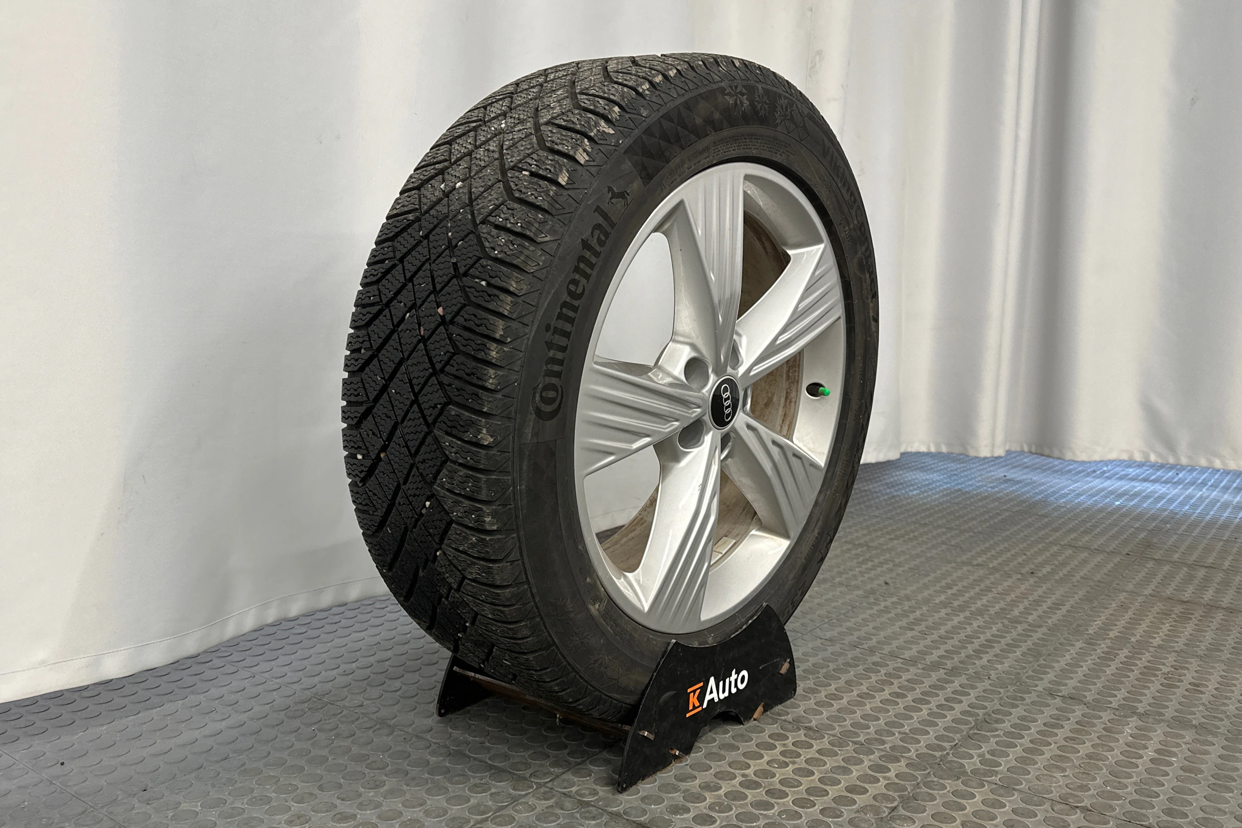harmaa Audi Q4 e-tron 2023 kuva 13.
